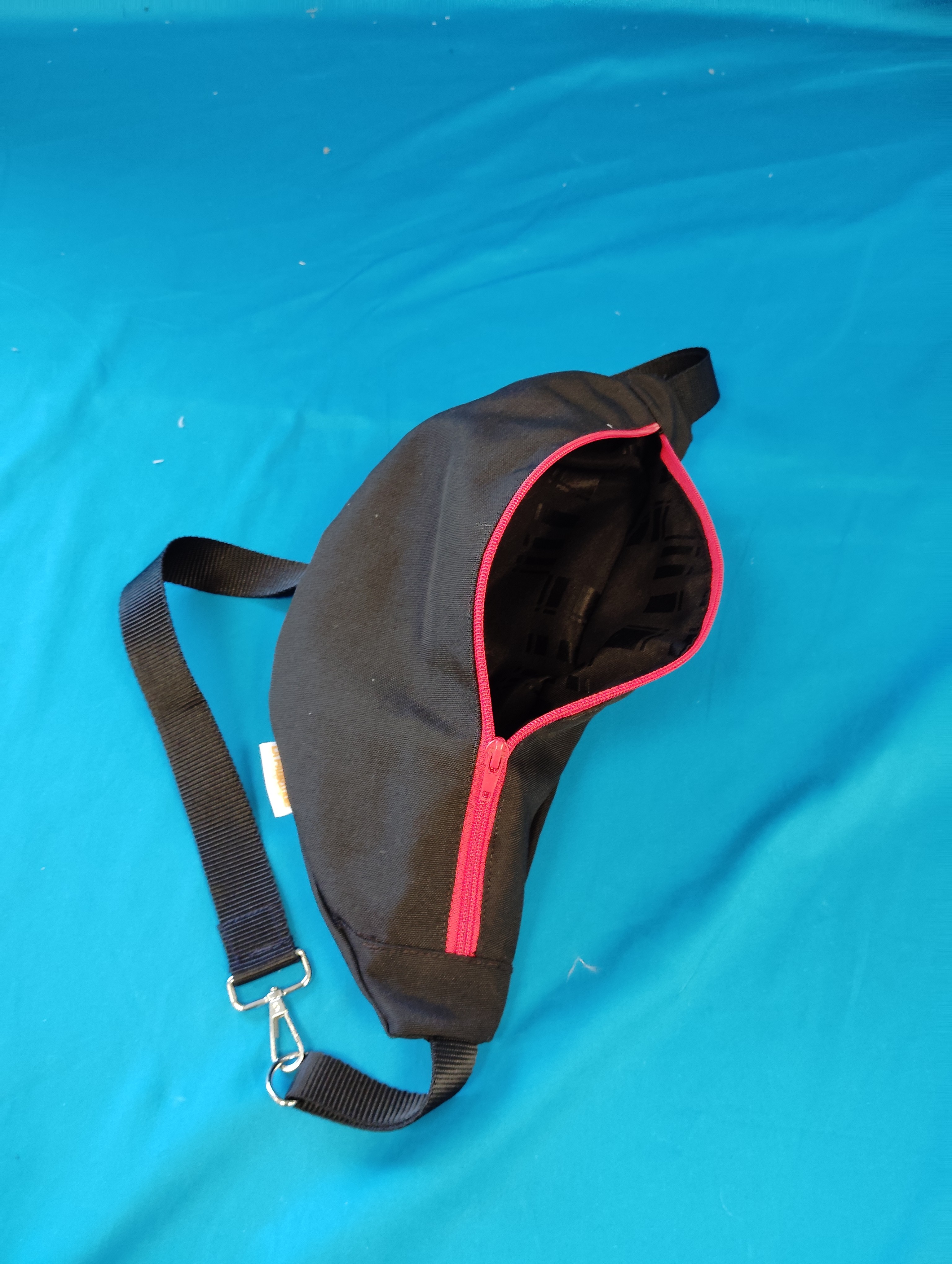 Voir photo 4 de Sac banane noir avec fermeture rouge Sac banane noir avec fermeture rouge Parfait état reconditionné photo 4