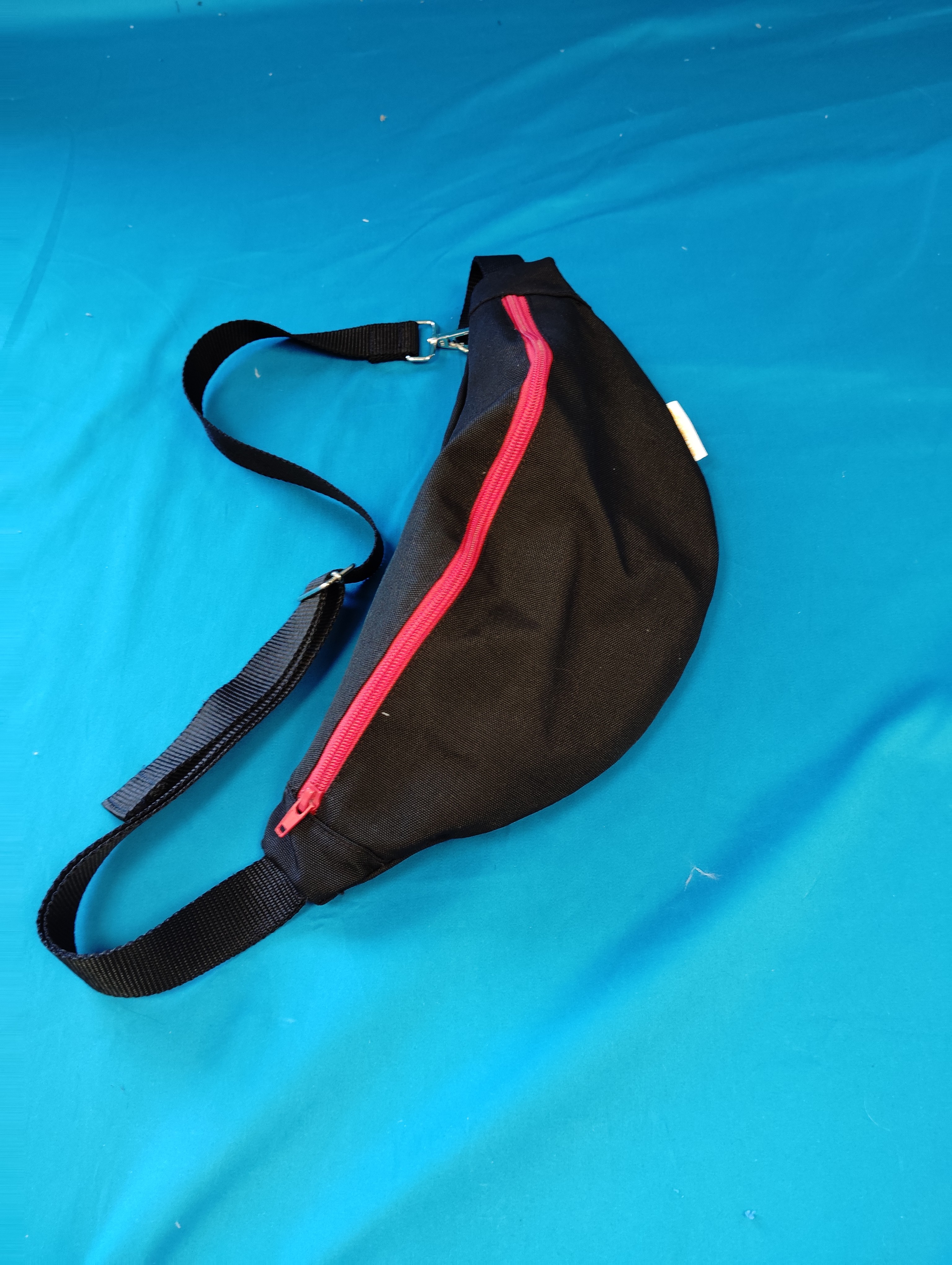 Sac banane noir avec fermeture rouge Parfait état - 10,00 € Sac banane noir avec fermeture rouge Parfait état reconditionné disponible sur Label Emmaüs