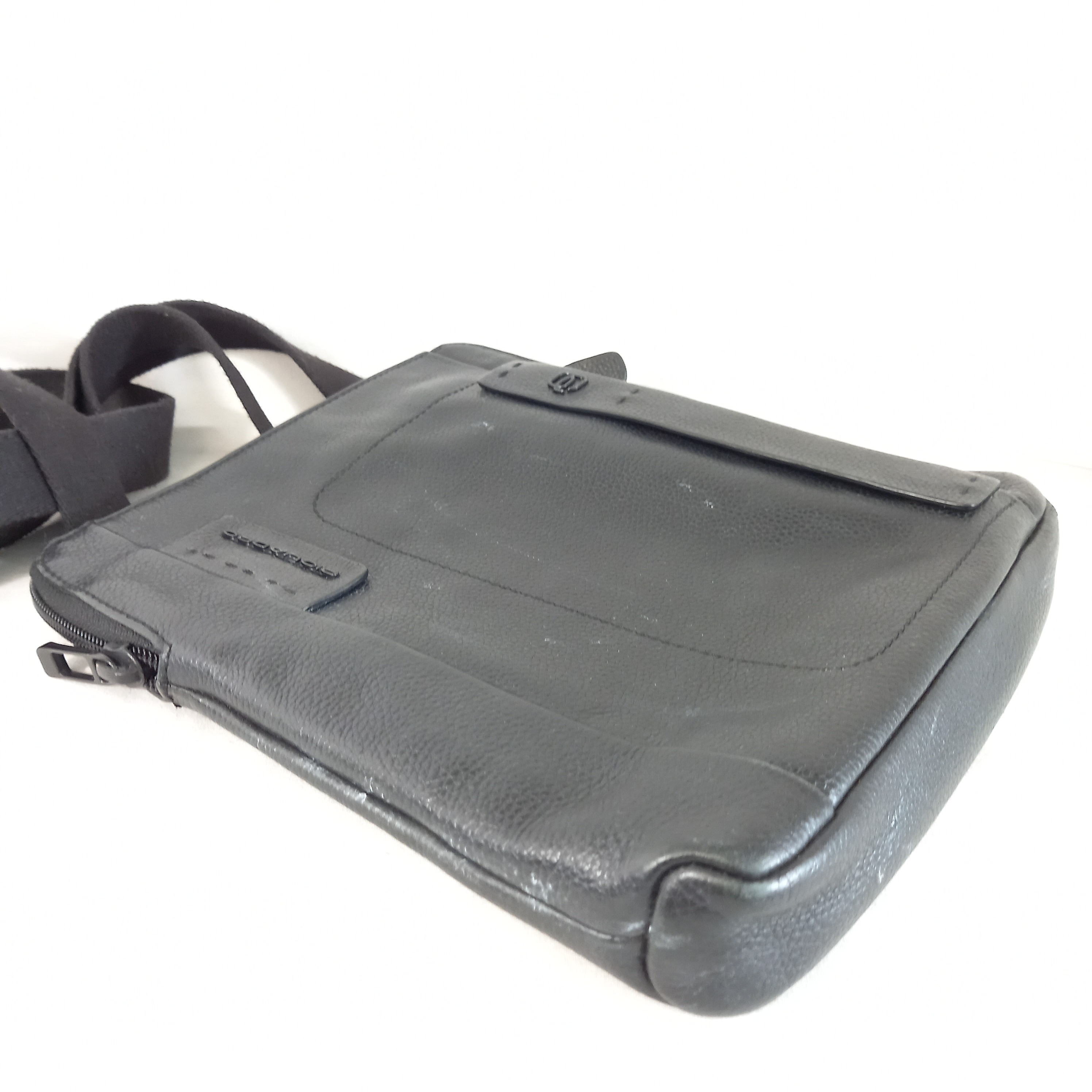 Voir photo 4 de Sac bandoulière en cuir, de marque Piquadro (Italie) Sac bandoulière en cuir, de marque Piquadro (Italie) Bon état reconditionné photo 4