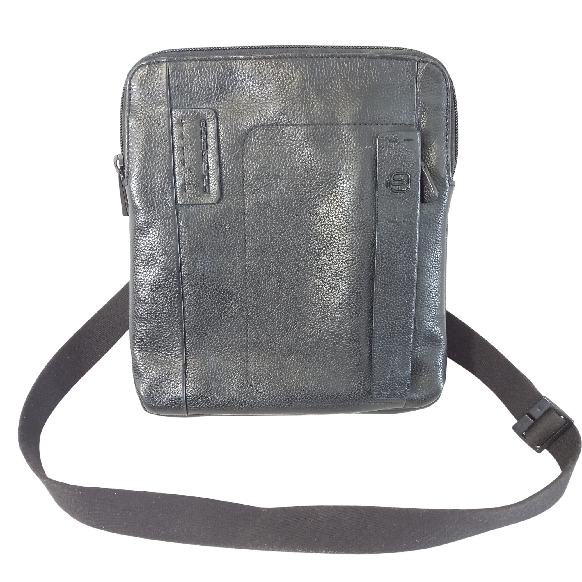 Sac bandoulière en cuir, de marque Piquadro (Italie) Bon état - 21,60 € Sac bandoulière en cuir, de marque Piquadro (Italie) Bon état reconditionné disponible sur Label Emmaüs