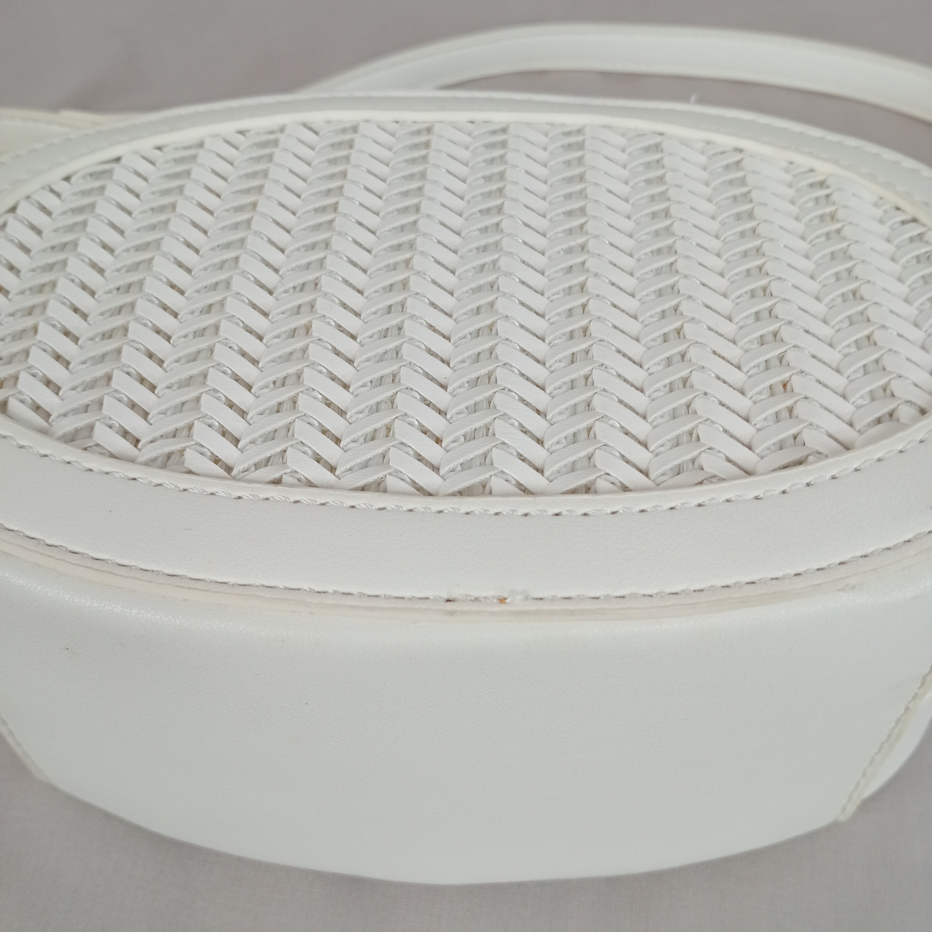Voir photo 2 de Sac bandoulière - femme - marque David Jones - lanière interchangeable et réglable - couleur blanc Sac bandoulière - femme - marque David Jones - lanière interchangeable et réglable - couleur blanc Très bon état reconditionné photo 2