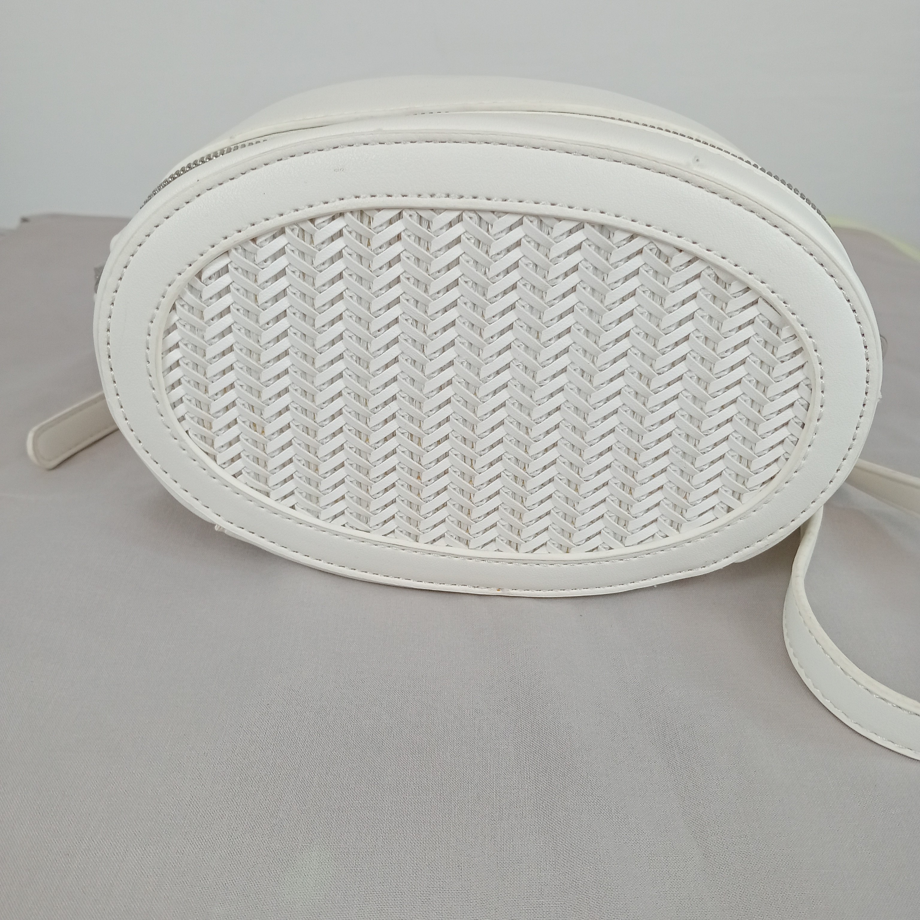Voir photo 3 de Sac bandoulière - femme - marque David Jones - lanière interchangeable et réglable - couleur blanc Sac bandoulière - femme - marque David Jones - lanière interchangeable et réglable - couleur blanc Très bon état reconditionné photo 3