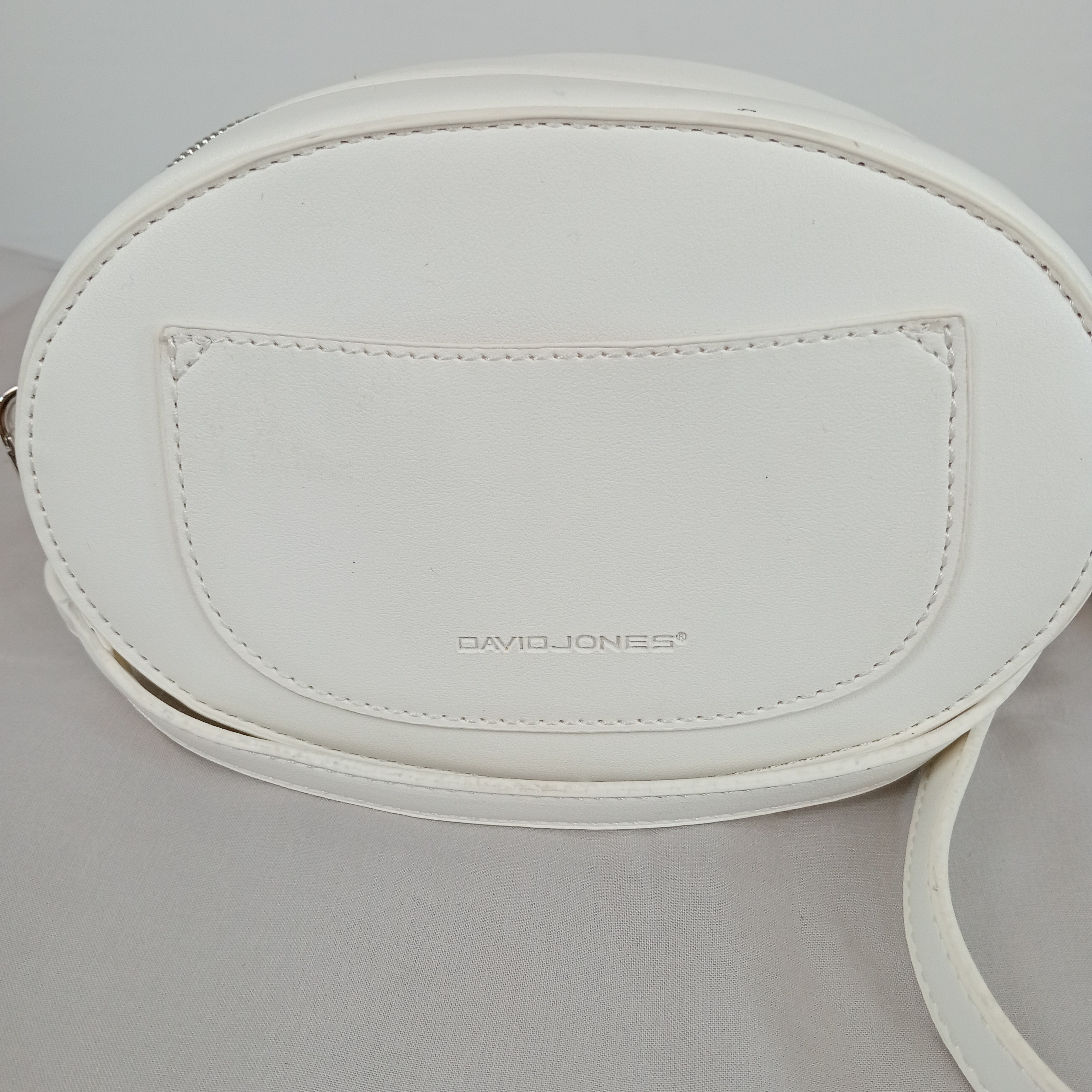 Voir photo 7 de Sac bandoulière - femme - marque David Jones - lanière interchangeable et réglable - couleur blanc Sac bandoulière - femme - marque David Jones - lanière interchangeable et réglable - couleur blanc Très bon état reconditionné photo 7