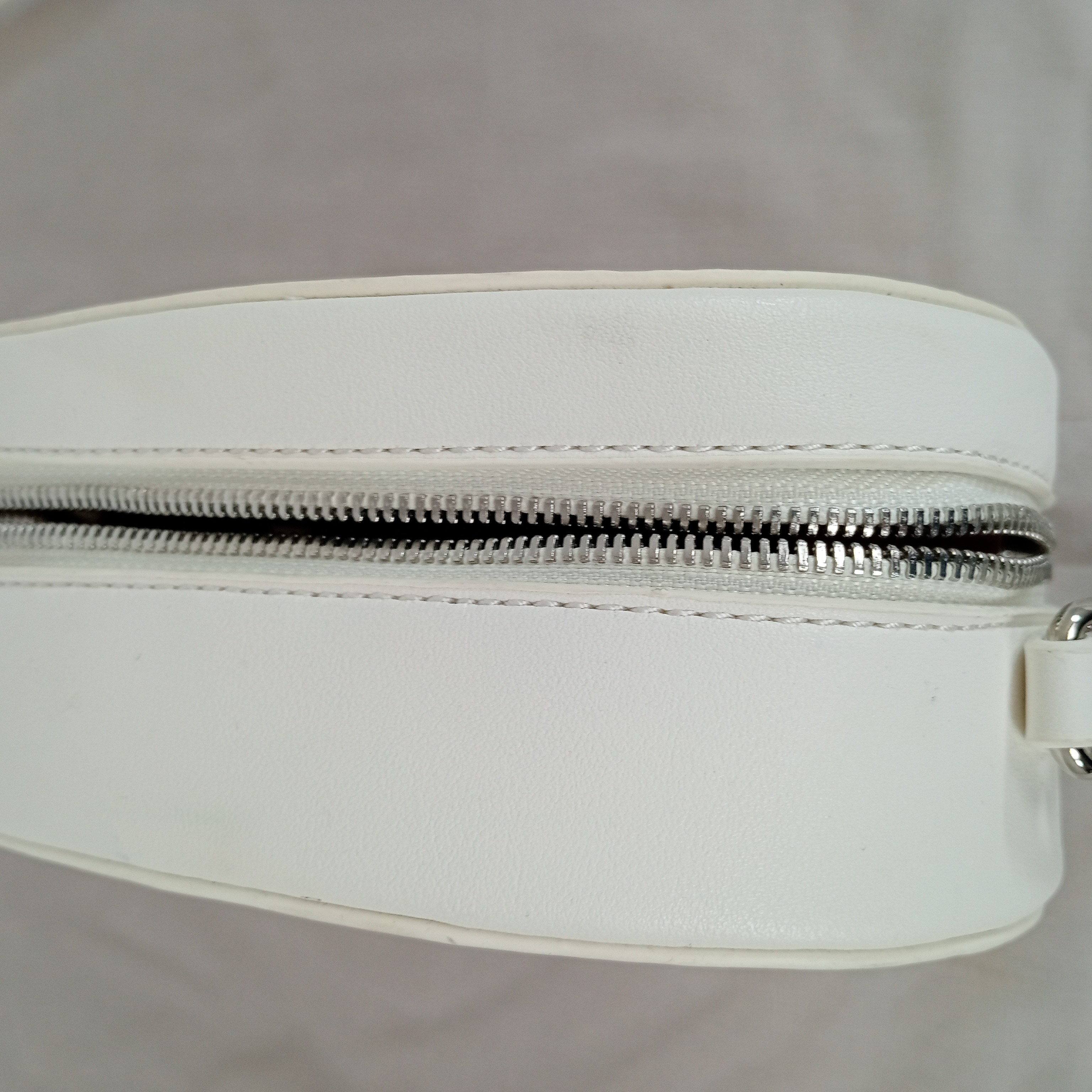 Voir photo 8 de Sac bandoulière - femme - marque David Jones - lanière interchangeable et réglable - couleur blanc Sac bandoulière - femme - marque David Jones - lanière interchangeable et réglable - couleur blanc Très bon état reconditionné photo 8
