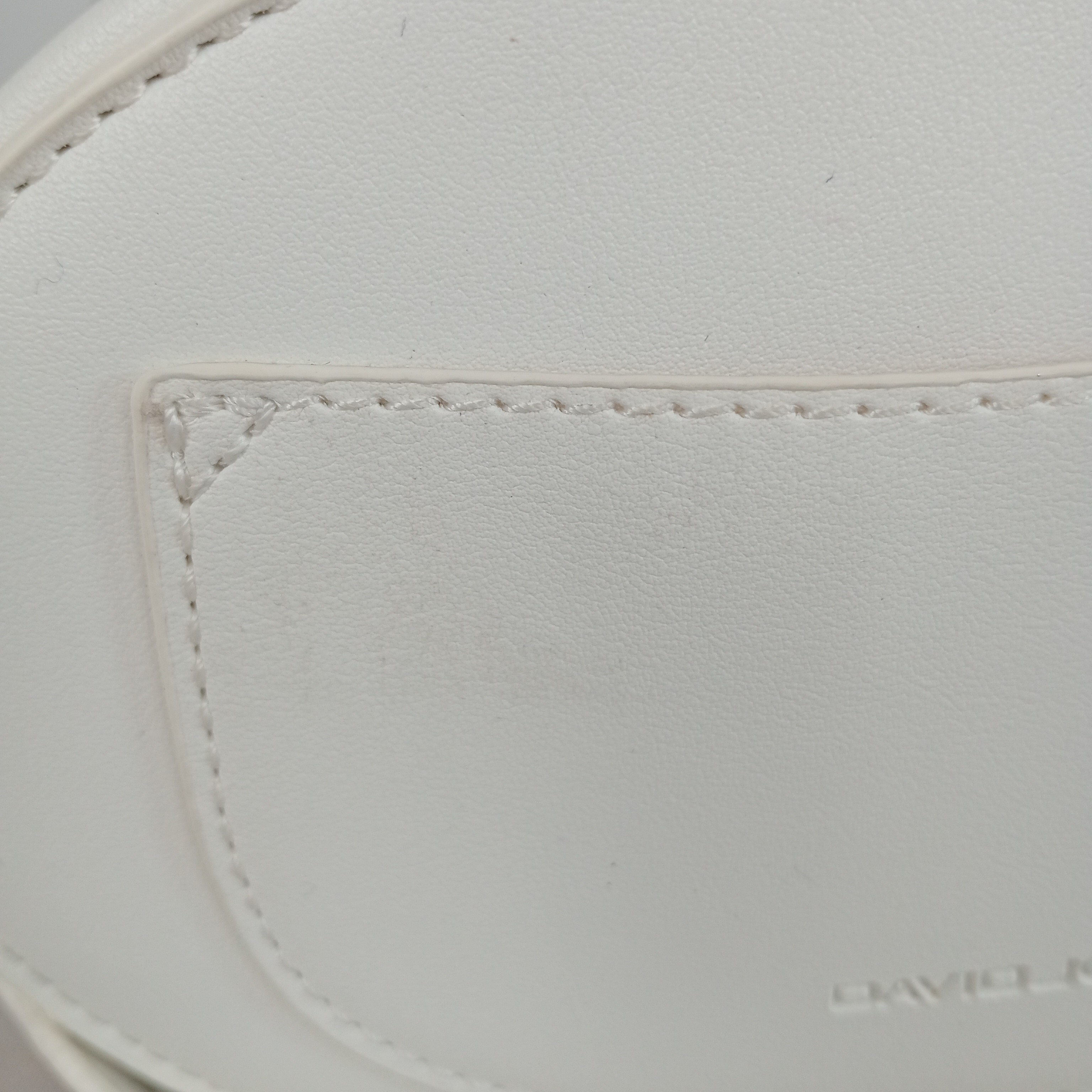 Voir photo 9 de Sac bandoulière - femme - marque David Jones - lanière interchangeable et réglable - couleur blanc Sac bandoulière - femme - marque David Jones - lanière interchangeable et réglable - couleur blanc Très bon état reconditionné photo 9