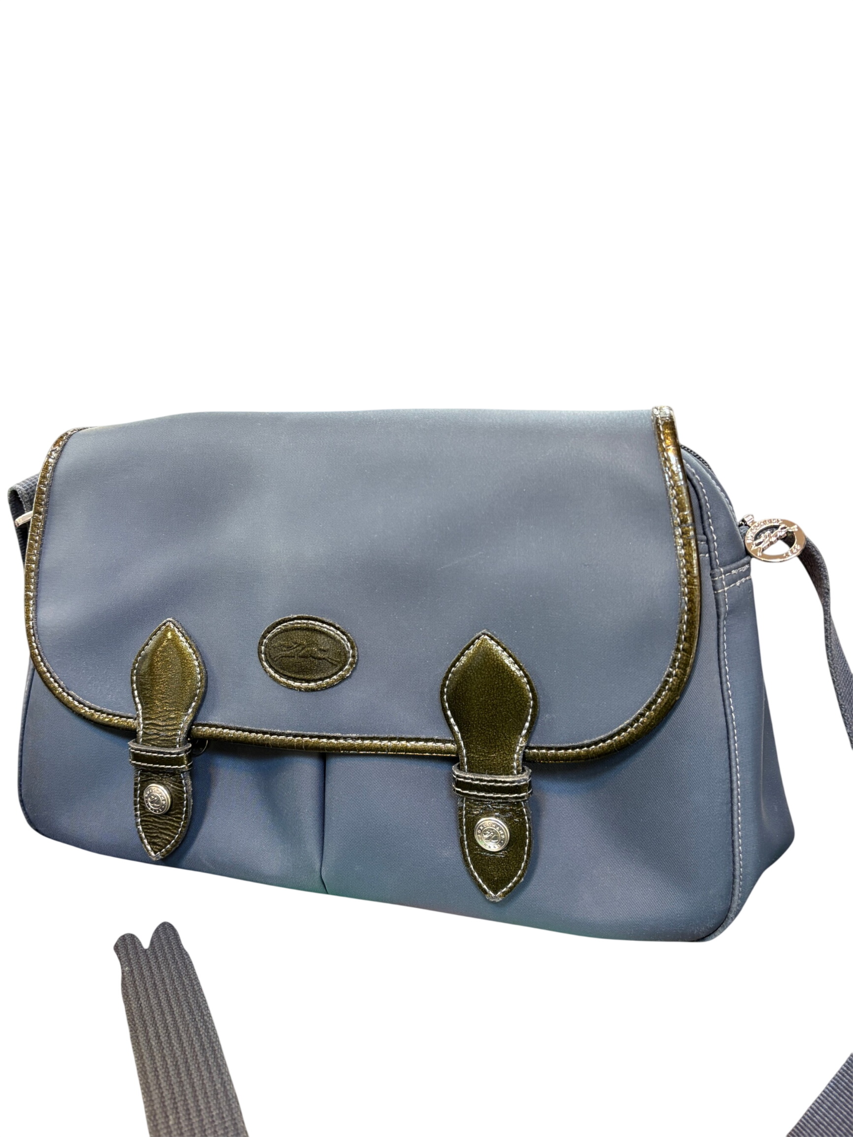 Sac bandoulière Longchamp en toile textile et cuir verni gris/vert Parfait état - 25,00 € Sac bandoulière Longchamp en toile textile et cuir verni gris/vert Parfait état reconditionné disponible sur Label Emmaüs