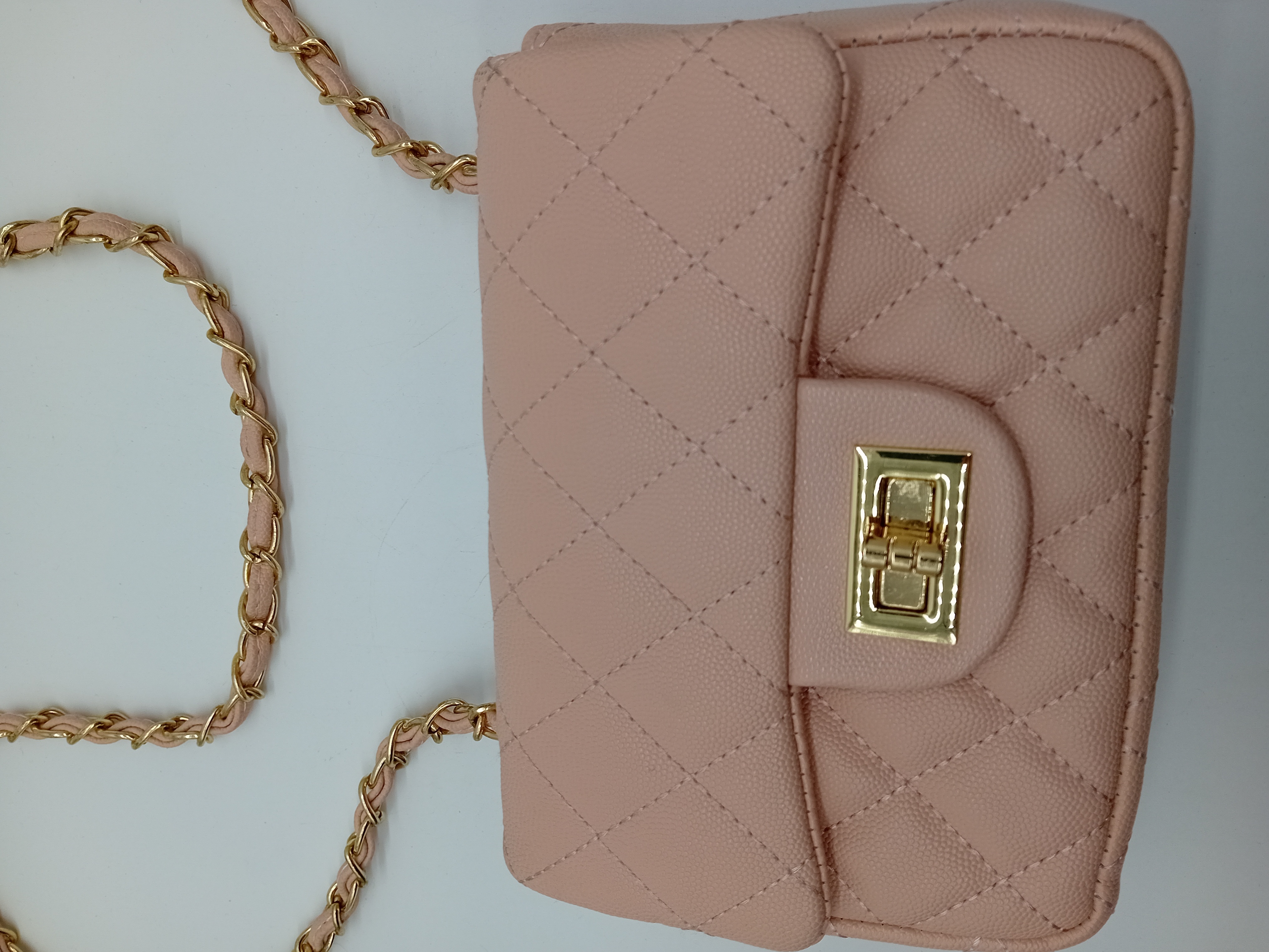 Voir photo 3 de Sac Bandoulière Matelassé Rose Chaîne Dorée Taille Unique (t5249) Sac Bandoulière Matelassé Rose Chaîne Dorée Taille Unique (t5249) Très bon état reconditionné photo 3