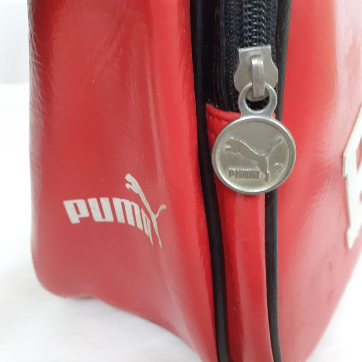 Voir photo 3 de Sac bandoulière vintage Puma - Campus reporter. Sac bandoulière vintage Puma - Campus reporter. Bon état reconditionné photo 3