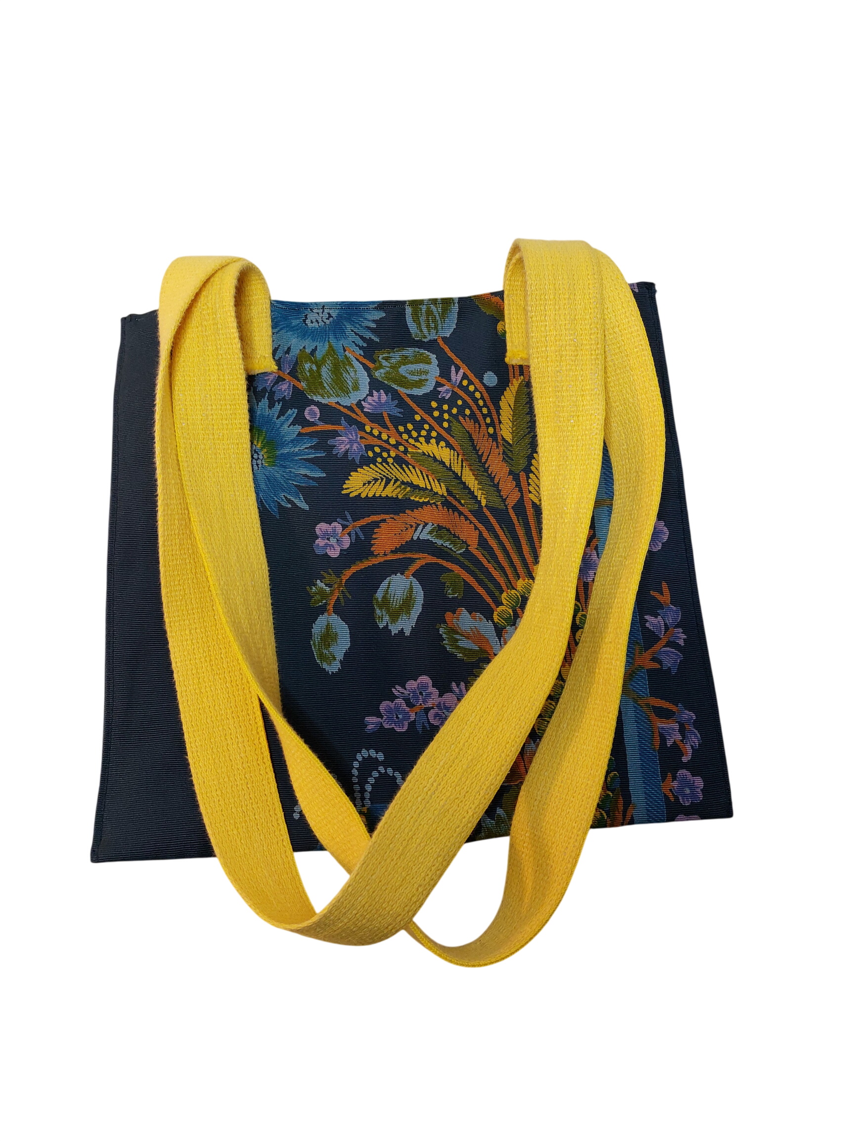Acheter Sac création type totebag doubles creation faite main Très bon état - 10,00 € Sac création type totebag doubles creation faite main Très bon état reconditionné disponible sur Label Emmaüs