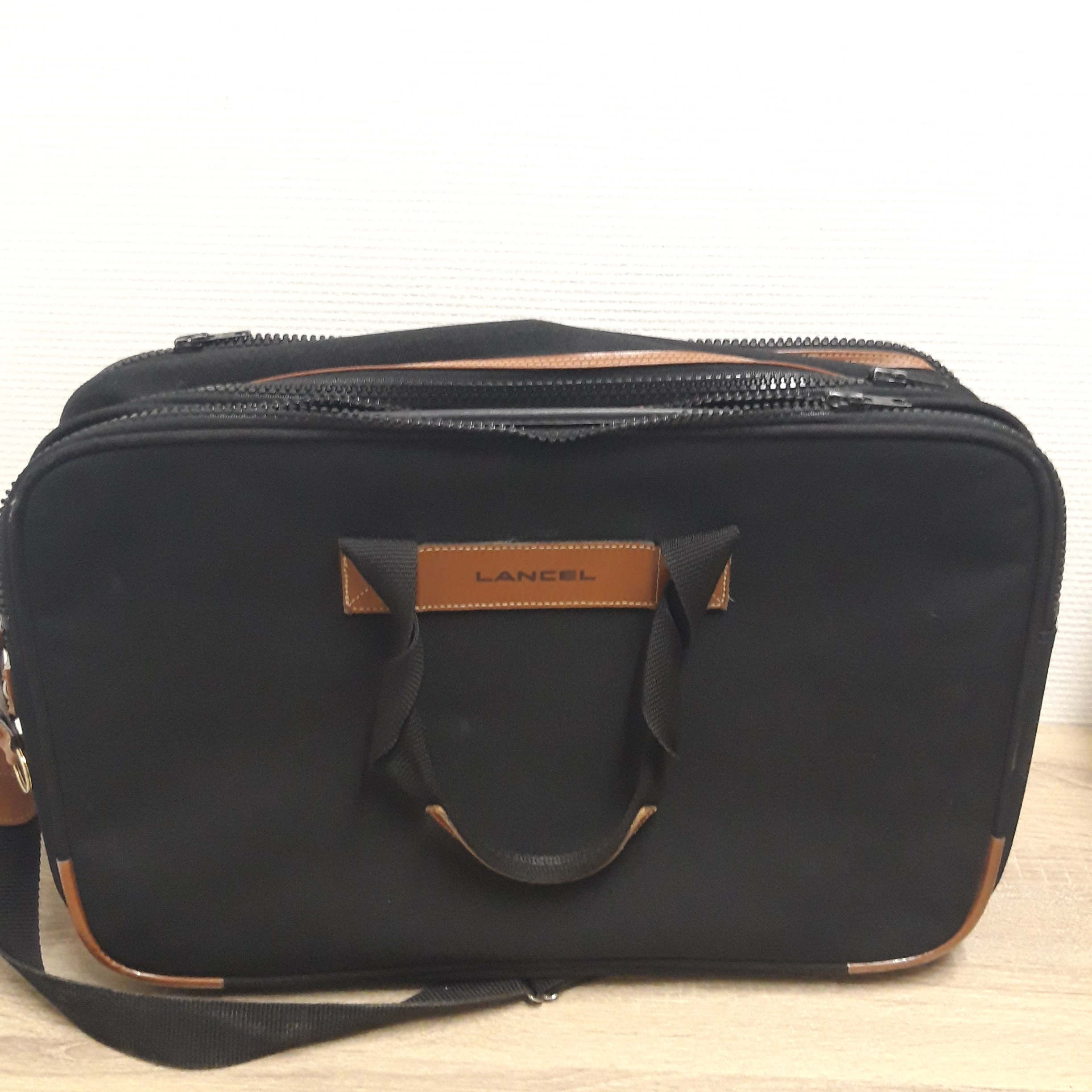 Voir photo 2 de Sac de voyage Lancel vintage – couleur noire Sac de voyage Lancel vintage – couleur noire Bon état reconditionné photo 2