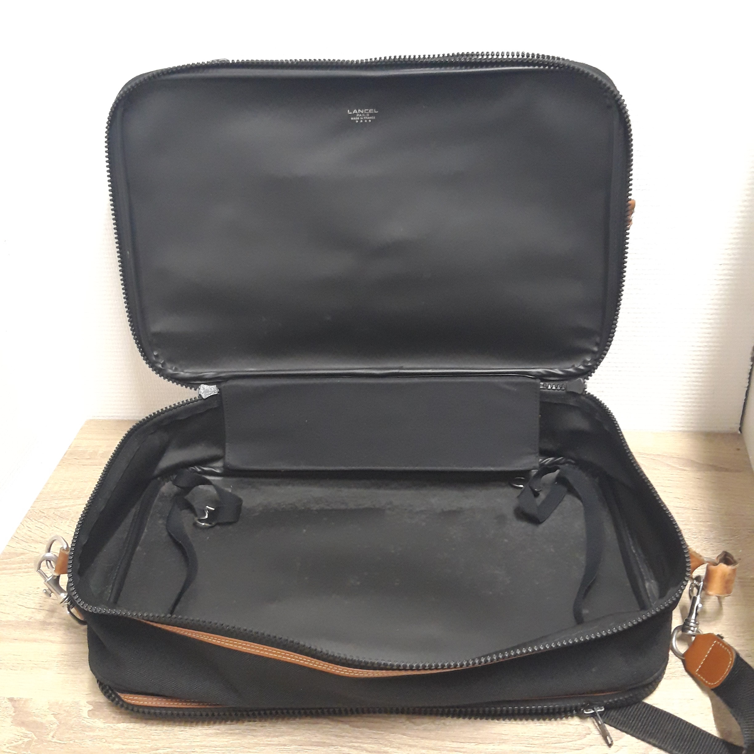Voir photo 4 de Sac de voyage Lancel vintage – couleur noire Sac de voyage Lancel vintage – couleur noire Bon état reconditionné photo 4