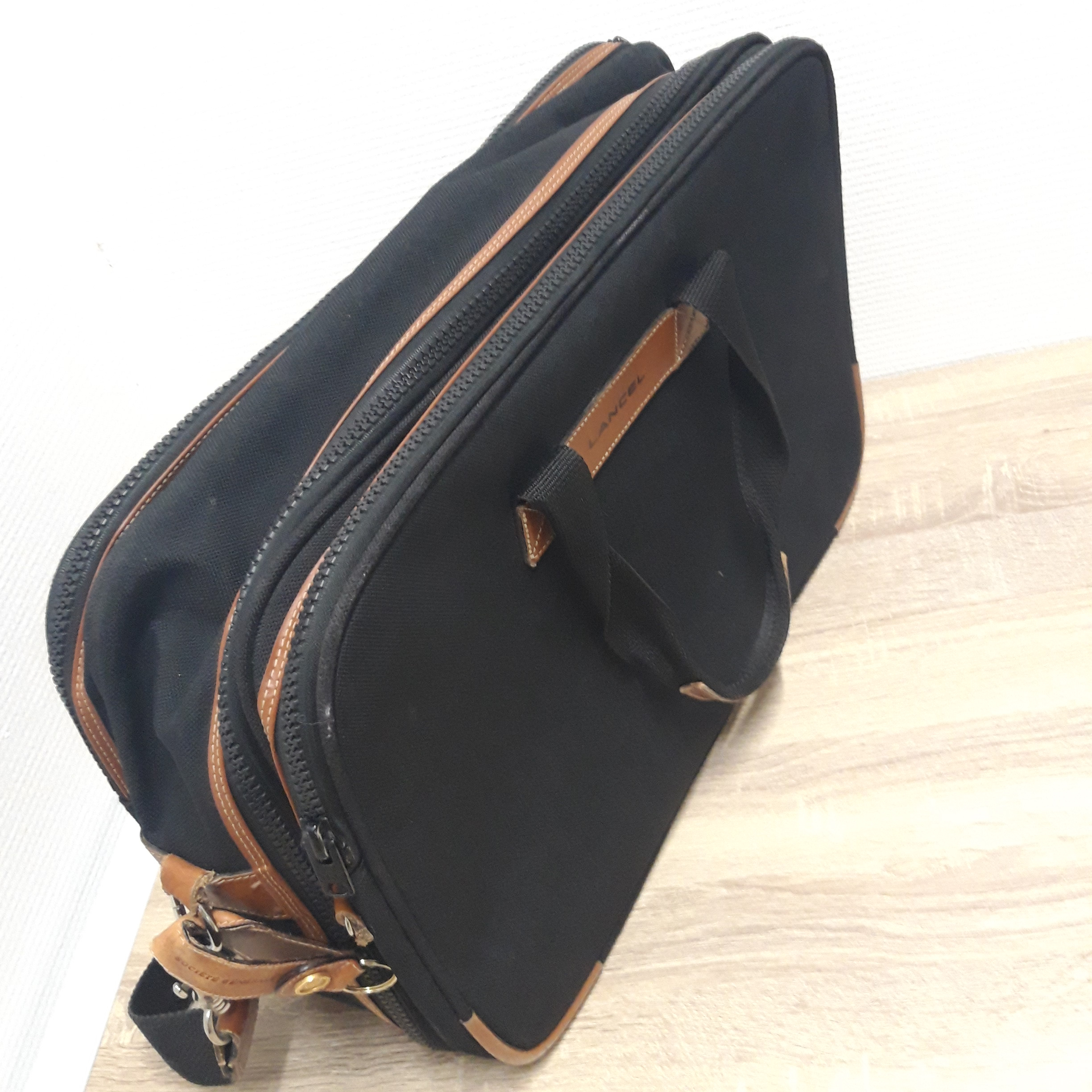Voir photo 8 de Sac de voyage Lancel vintage – couleur noire Sac de voyage Lancel vintage – couleur noire Bon état reconditionné photo 8