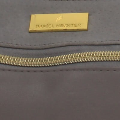 Voir photo 4 de Sac en bandoulière taupe - femme - Daniel Hechter - dimension 27 cm X 10 cm X 21 cm Sac en bandoulière taupe - femme - Daniel Hechter - dimension 27 cm X 10 cm X 21 cm Très bon état reconditionné photo 4