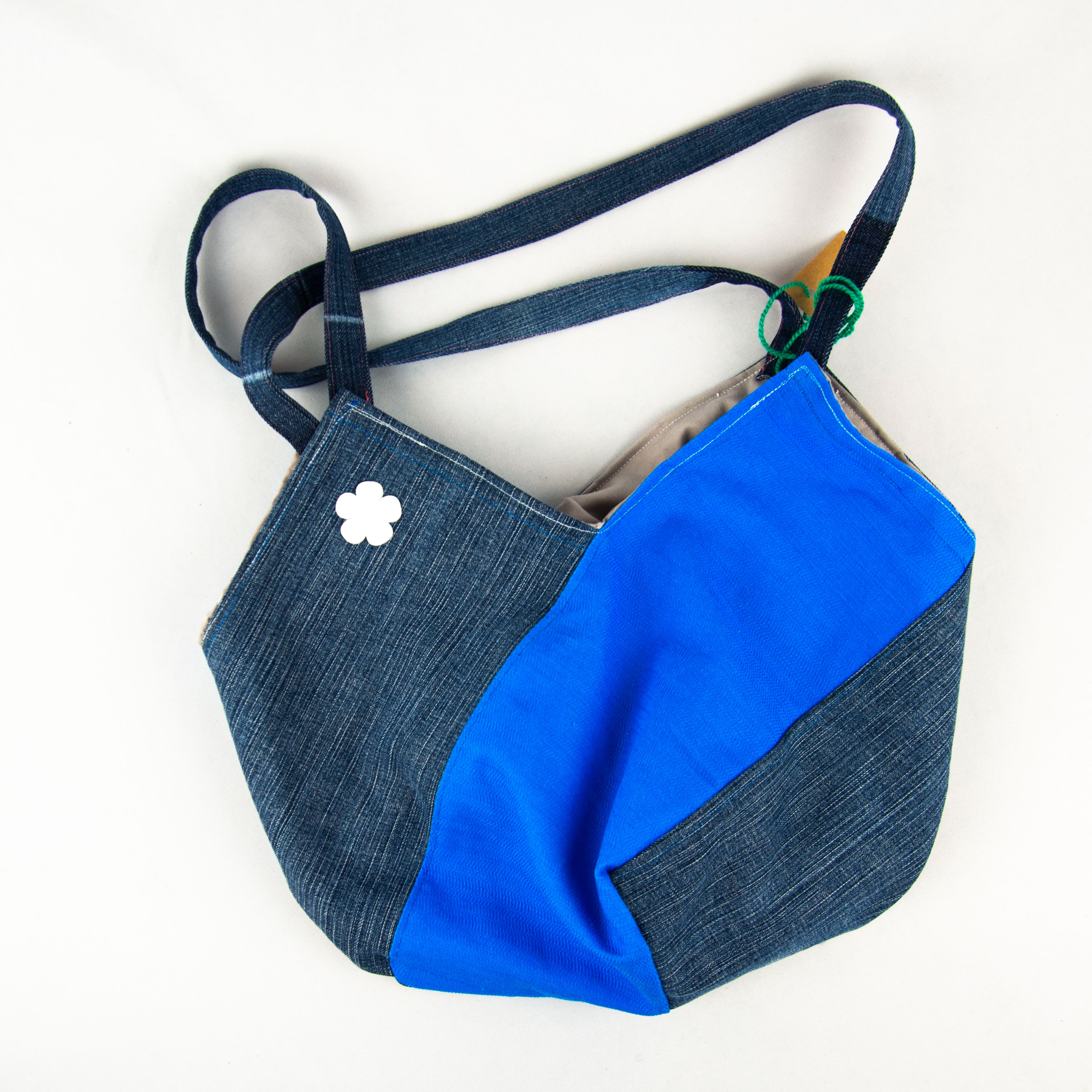 Voir photo 3 de Sac en jean upcyclé à motif coud de fleur blanche à intérieur gris entièrement fait-main avec des matériaux de récupération Sac en jean upcyclé à motif coud de fleur blanche à intérieur gris entièrement fait-main avec des matériaux de récupération Parfait état reconditionné photo 3