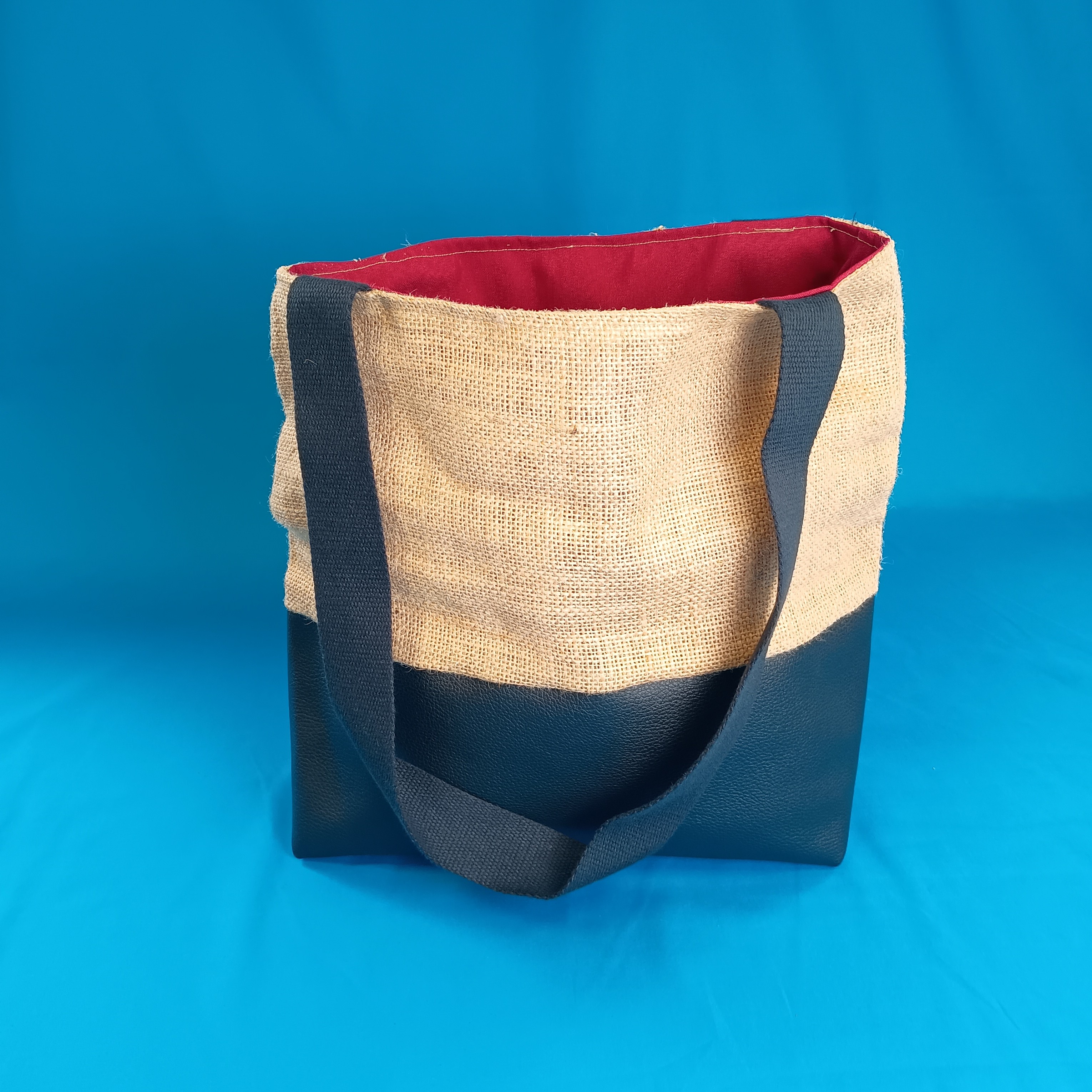 Sac toile de jute et simili cuir Parfait état - 25,00 € Sac toile de jute et simili cuir Parfait état reconditionné disponible sur Label Emmaüs