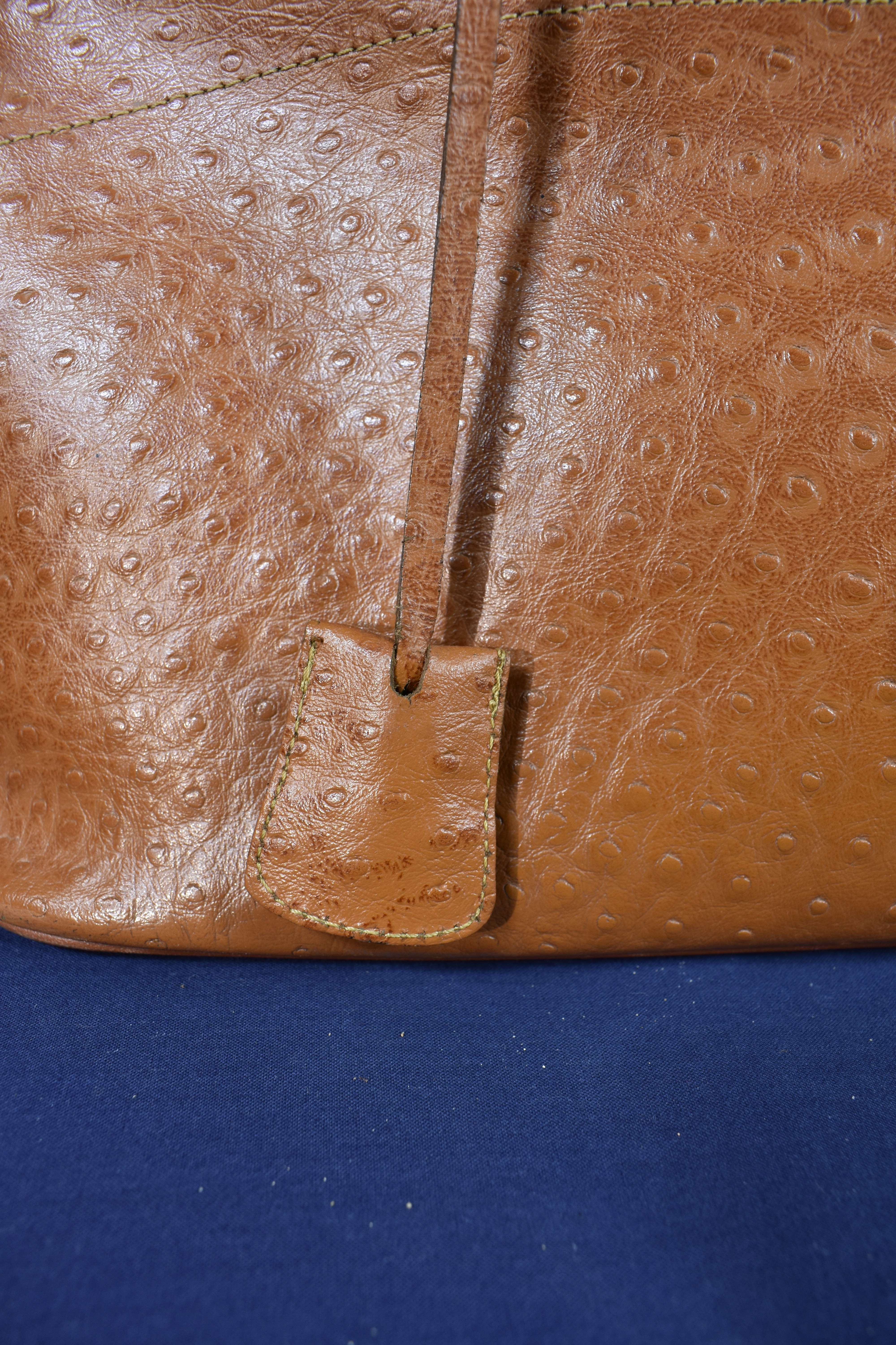 Voir photo 10 de Sac Vintage cuir d'autruche - Coloris camel - A porter sur l'épaule - avec cadenas et sa clé - Long 36, Haut 26 cm Sac Vintage cuir d'autruche - Coloris camel - A porter sur l'épaule - avec cadenas et sa clé - Long 36, Haut 26 cm Bon état reconditionné photo 10