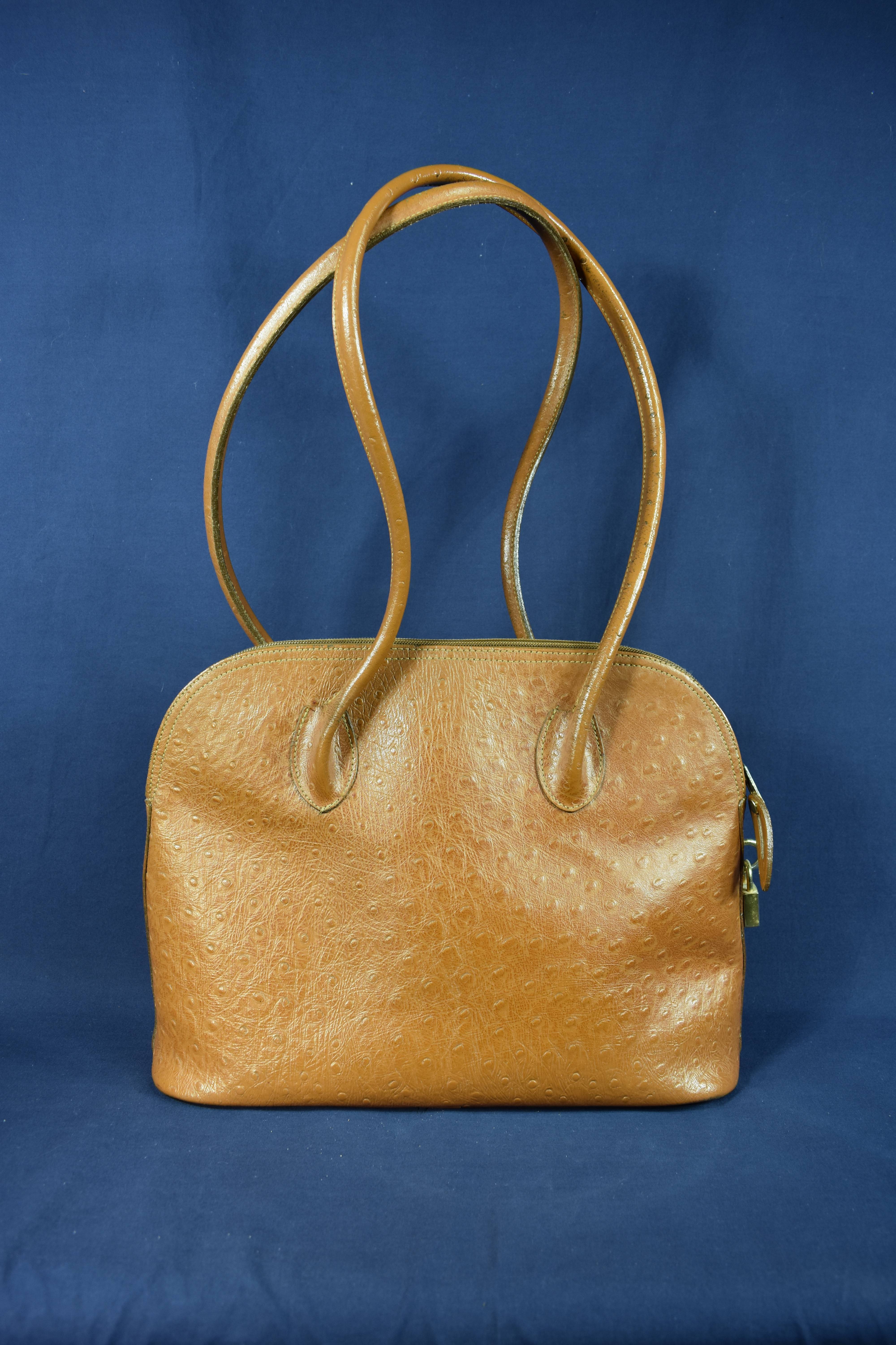 Voir photo 2 de Sac Vintage cuir d'autruche - Coloris camel - A porter sur l'épaule - avec cadenas et sa clé - Long 36, Haut 26 cm Sac Vintage cuir d'autruche - Coloris camel - A porter sur l'épaule - avec cadenas et sa clé - Long 36, Haut 26 cm Bon état reconditionné photo 2
