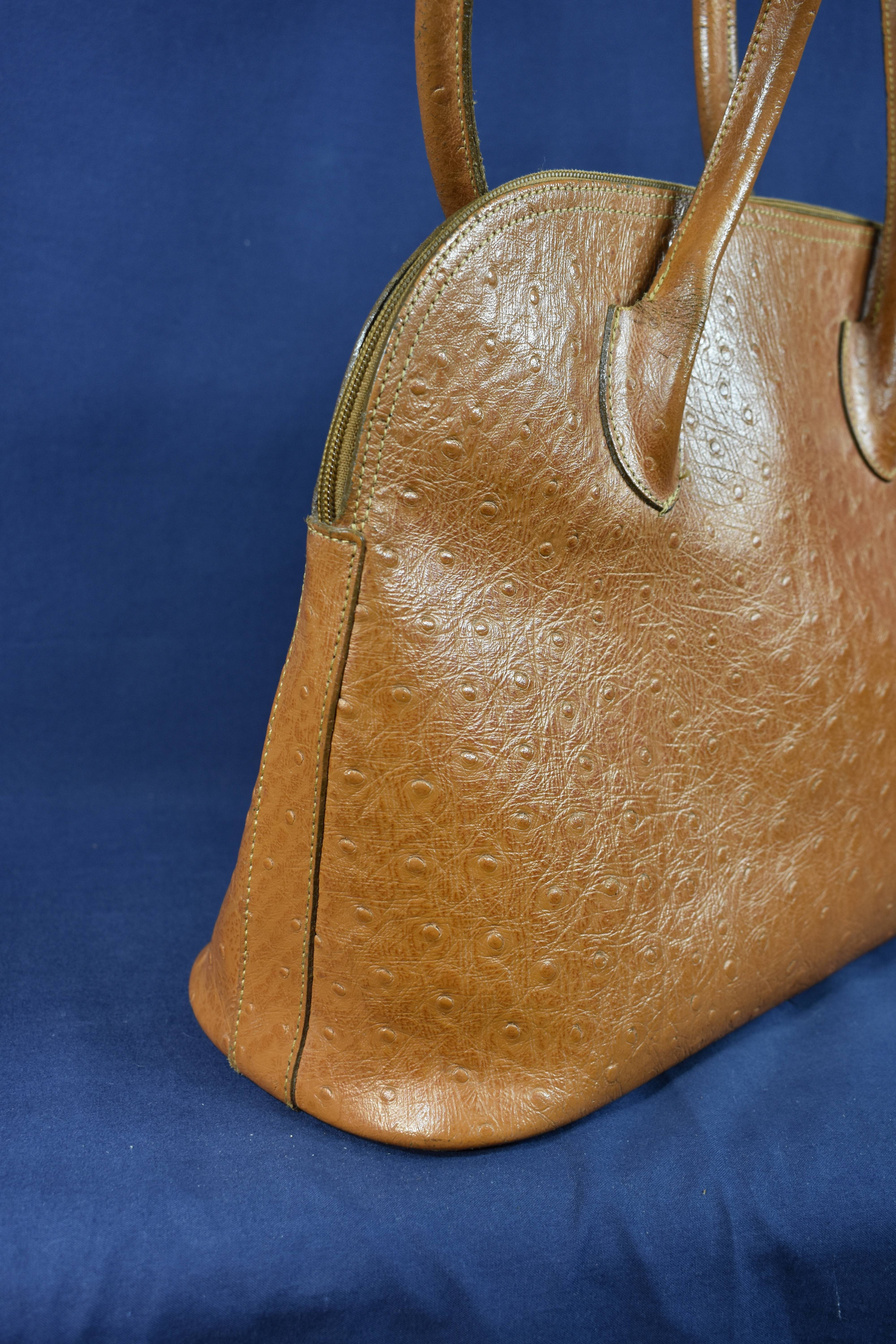Voir photo 3 de Sac Vintage cuir d'autruche - Coloris camel - A porter sur l'épaule - avec cadenas et sa clé - Long 36, Haut 26 cm Sac Vintage cuir d'autruche - Coloris camel - A porter sur l'épaule - avec cadenas et sa clé - Long 36, Haut 26 cm Bon état reconditionné photo 3