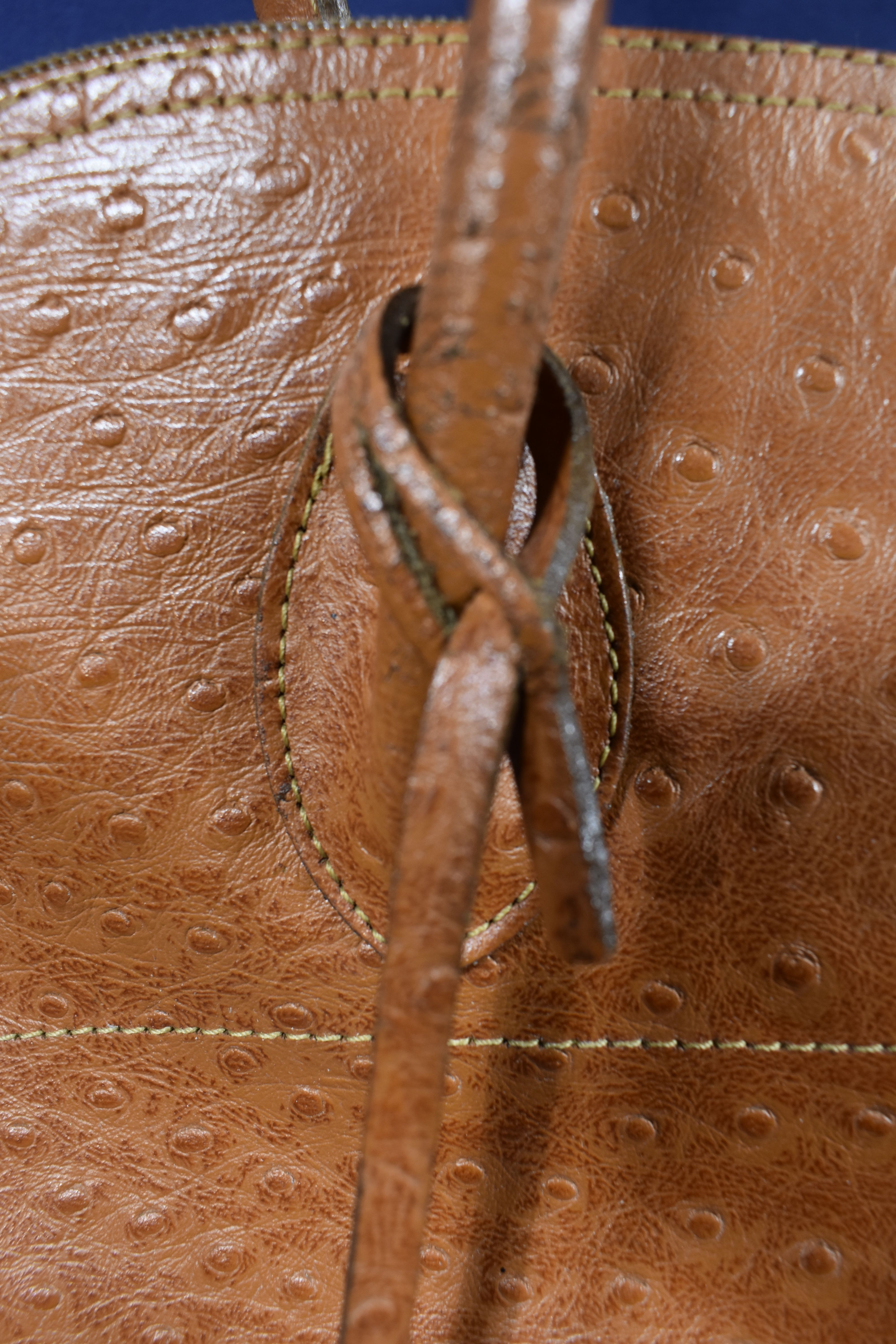 Voir photo 4 de Sac Vintage cuir d'autruche - Coloris camel - A porter sur l'épaule - avec cadenas et sa clé - Long 36, Haut 26 cm Sac Vintage cuir d'autruche - Coloris camel - A porter sur l'épaule - avec cadenas et sa clé - Long 36, Haut 26 cm Bon état reconditionné photo 4