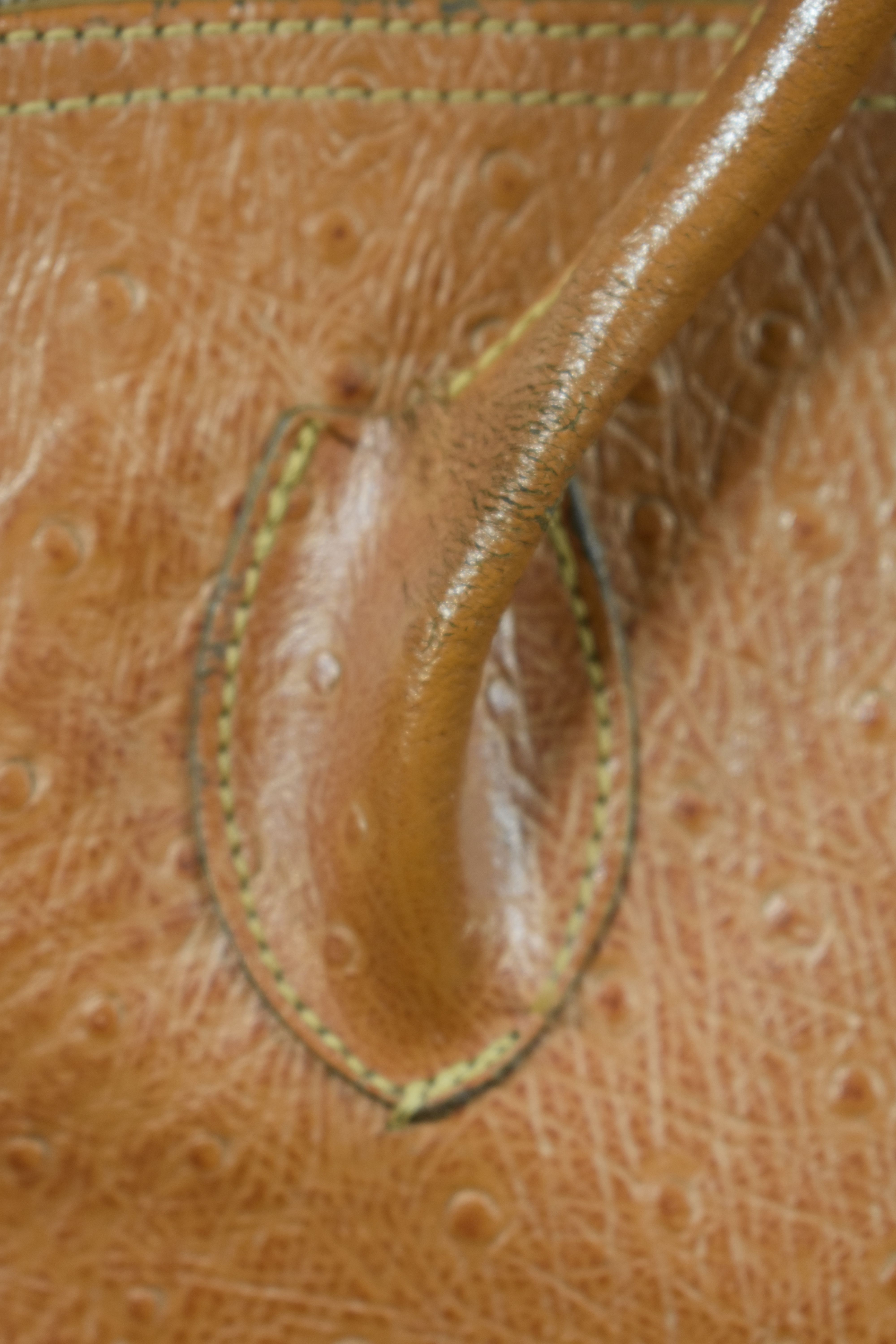 Voir photo 5 de Sac Vintage cuir d'autruche - Coloris camel - A porter sur l'épaule - avec cadenas et sa clé - Long 36, Haut 26 cm Sac Vintage cuir d'autruche - Coloris camel - A porter sur l'épaule - avec cadenas et sa clé - Long 36, Haut 26 cm Bon état reconditionné photo 5