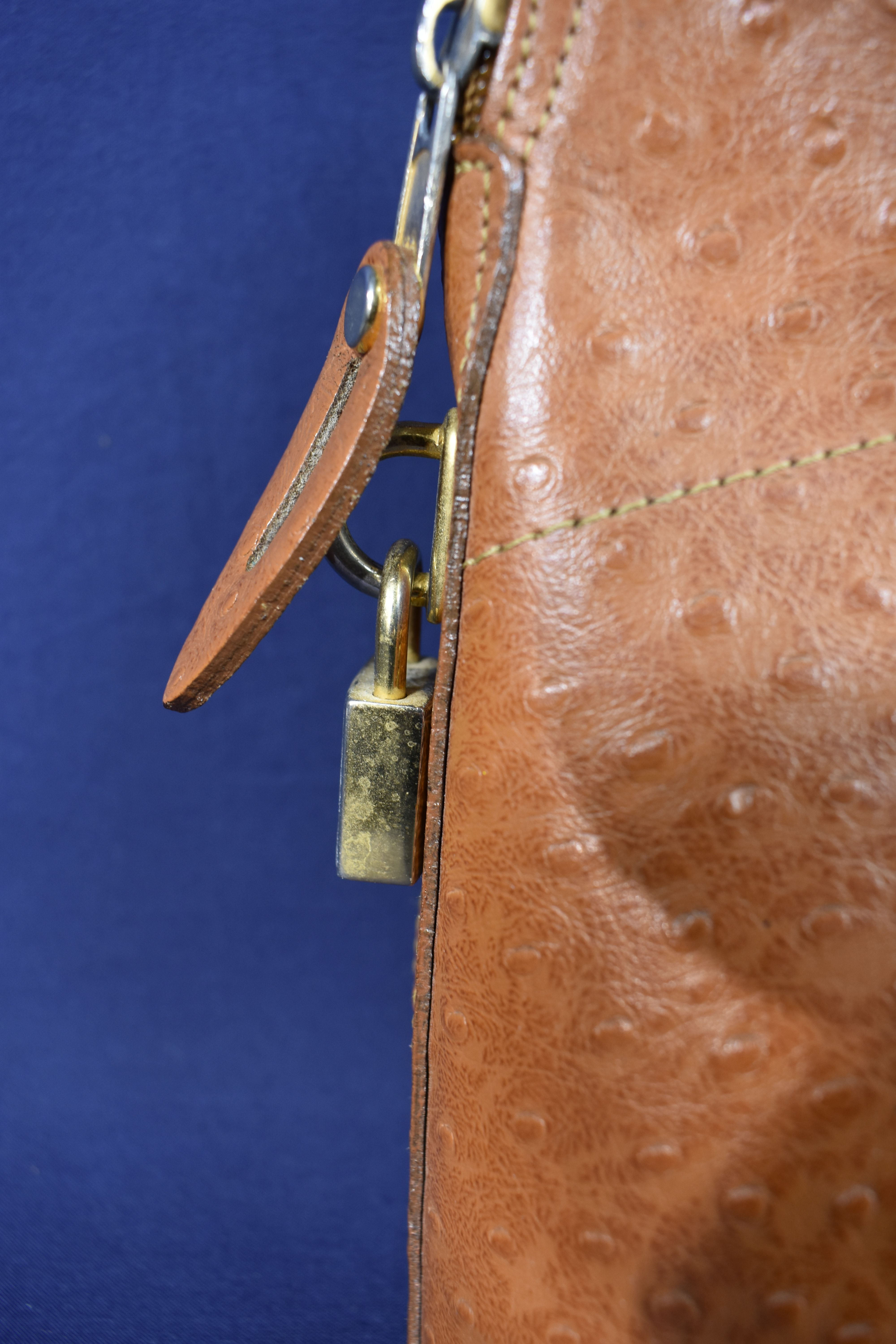 Voir photo 6 de Sac Vintage cuir d'autruche - Coloris camel - A porter sur l'épaule - avec cadenas et sa clé - Long 36, Haut 26 cm Sac Vintage cuir d'autruche - Coloris camel - A porter sur l'épaule - avec cadenas et sa clé - Long 36, Haut 26 cm Bon état reconditionné photo 6