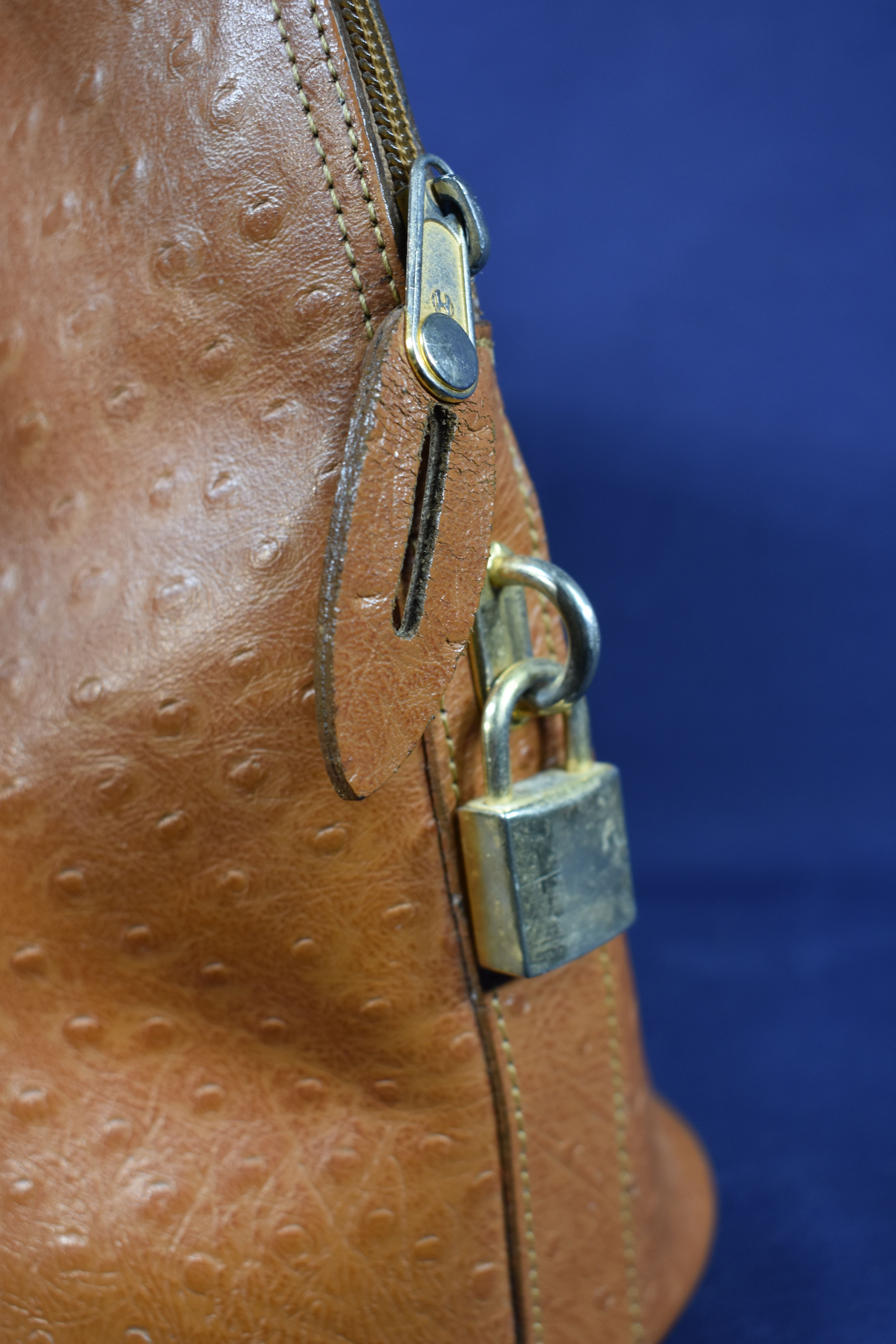 Voir photo 7 de Sac Vintage cuir d'autruche - Coloris camel - A porter sur l'épaule - avec cadenas et sa clé - Long 36, Haut 26 cm Sac Vintage cuir d'autruche - Coloris camel - A porter sur l'épaule - avec cadenas et sa clé - Long 36, Haut 26 cm Bon état reconditionné photo 7