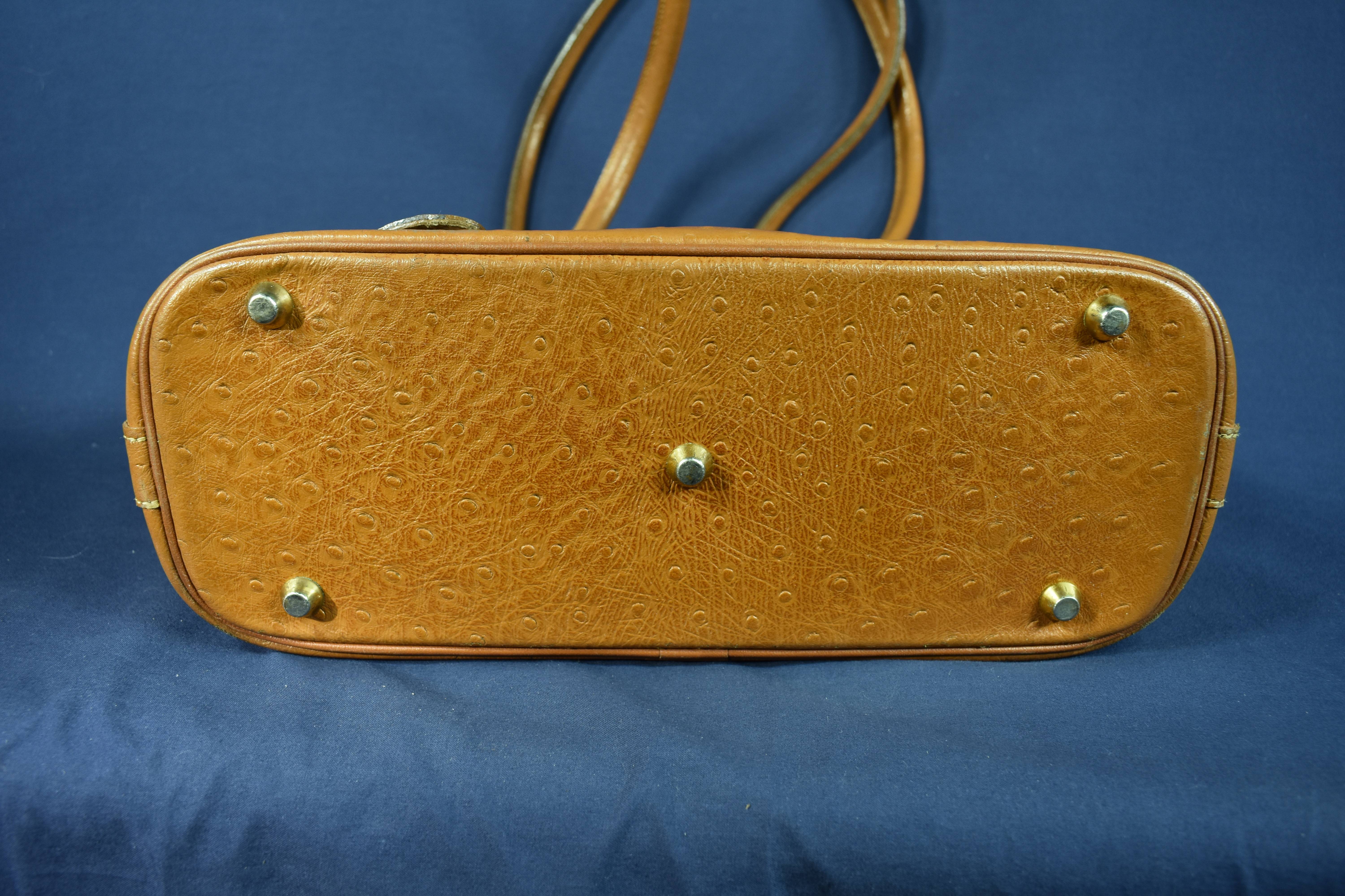 Voir photo 8 de Sac Vintage cuir d'autruche - Coloris camel - A porter sur l'épaule - avec cadenas et sa clé - Long 36, Haut 26 cm Sac Vintage cuir d'autruche - Coloris camel - A porter sur l'épaule - avec cadenas et sa clé - Long 36, Haut 26 cm Bon état reconditionné photo 8