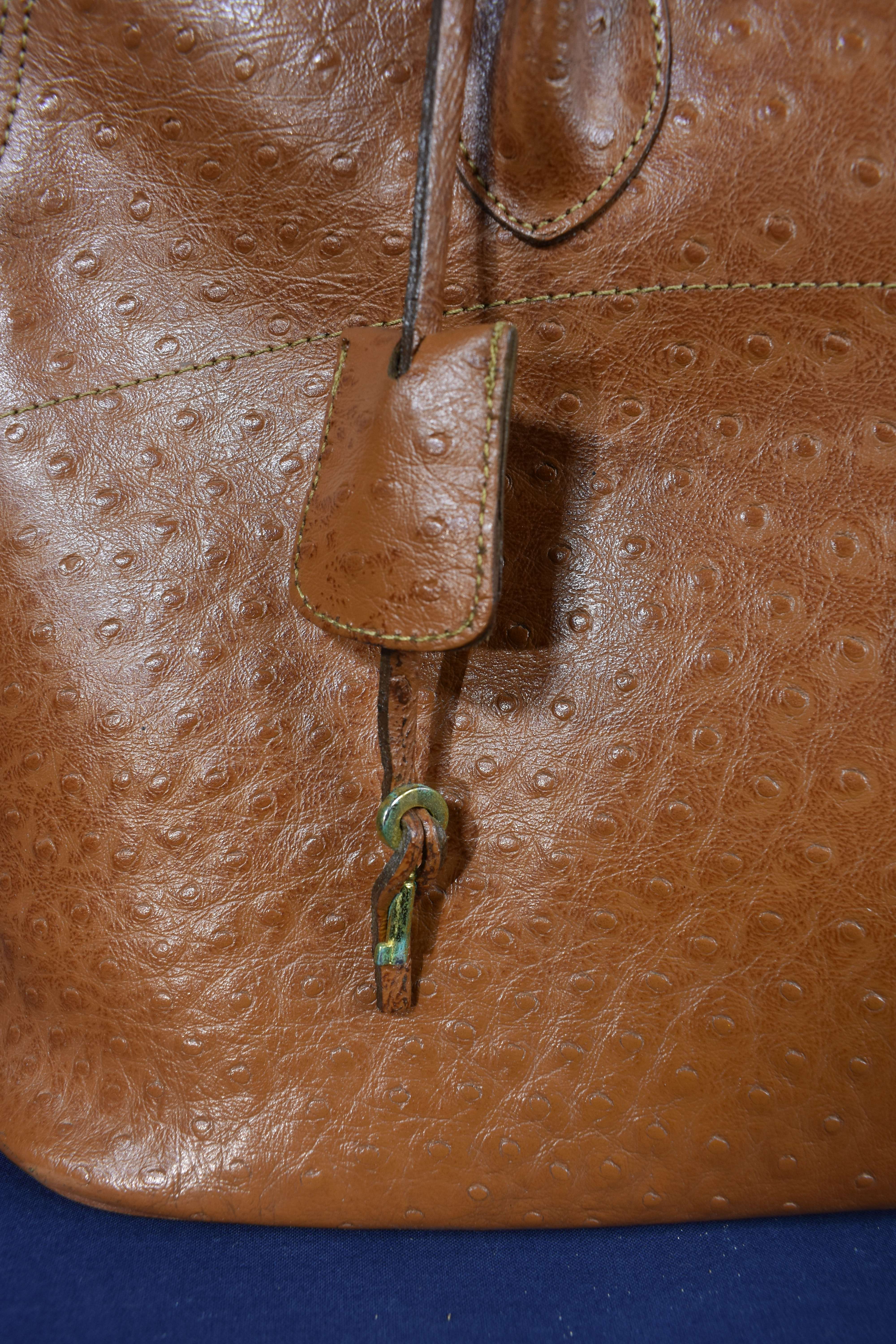 Voir photo 9 de Sac Vintage cuir d'autruche - Coloris camel - A porter sur l'épaule - avec cadenas et sa clé - Long 36, Haut 26 cm Sac Vintage cuir d'autruche - Coloris camel - A porter sur l'épaule - avec cadenas et sa clé - Long 36, Haut 26 cm Bon état reconditionné photo 9