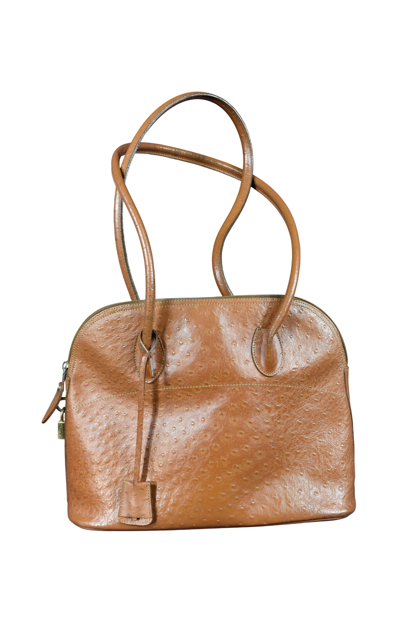 Sac Vintage cuir d'autruche - Coloris camel - A porter sur l'épaule - avec cadenas et sa clé - Long 36, Haut 26 cm Bon état - 32,00 € Sac Vintage cuir d'autruche - Coloris camel - A porter sur l'épaule - avec cadenas et sa clé - Long 36, Haut 26 cm Bon état reconditionné disponible sur Label Emmaüs