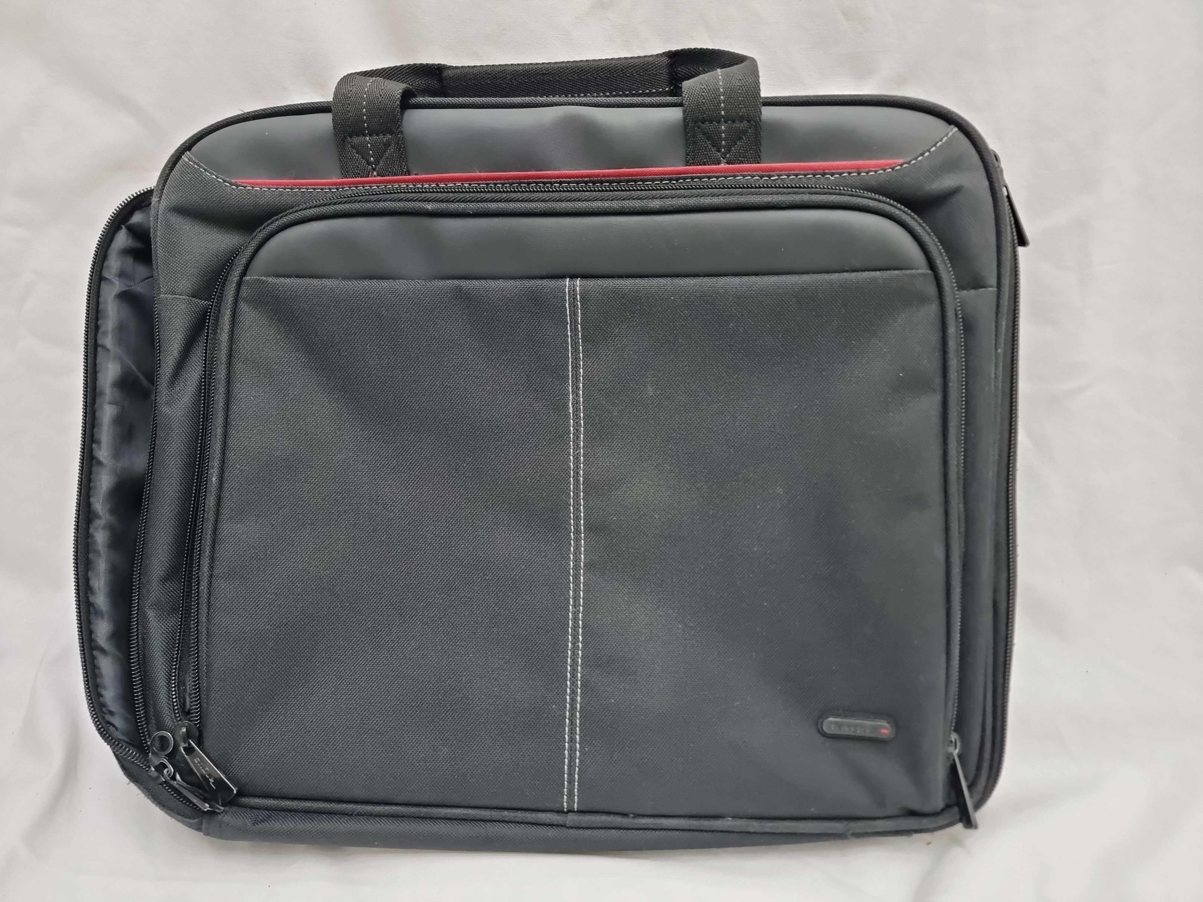 Acheter Sacoche de la marque Targus pour votre Pc Portable 13 pouces Bon état - 13,00 € | Dero Sacoche de la marque Targus pour votre Pc Portable 13 pouces Bon état reconditionné disponible sur Label Emmaüs | Dero