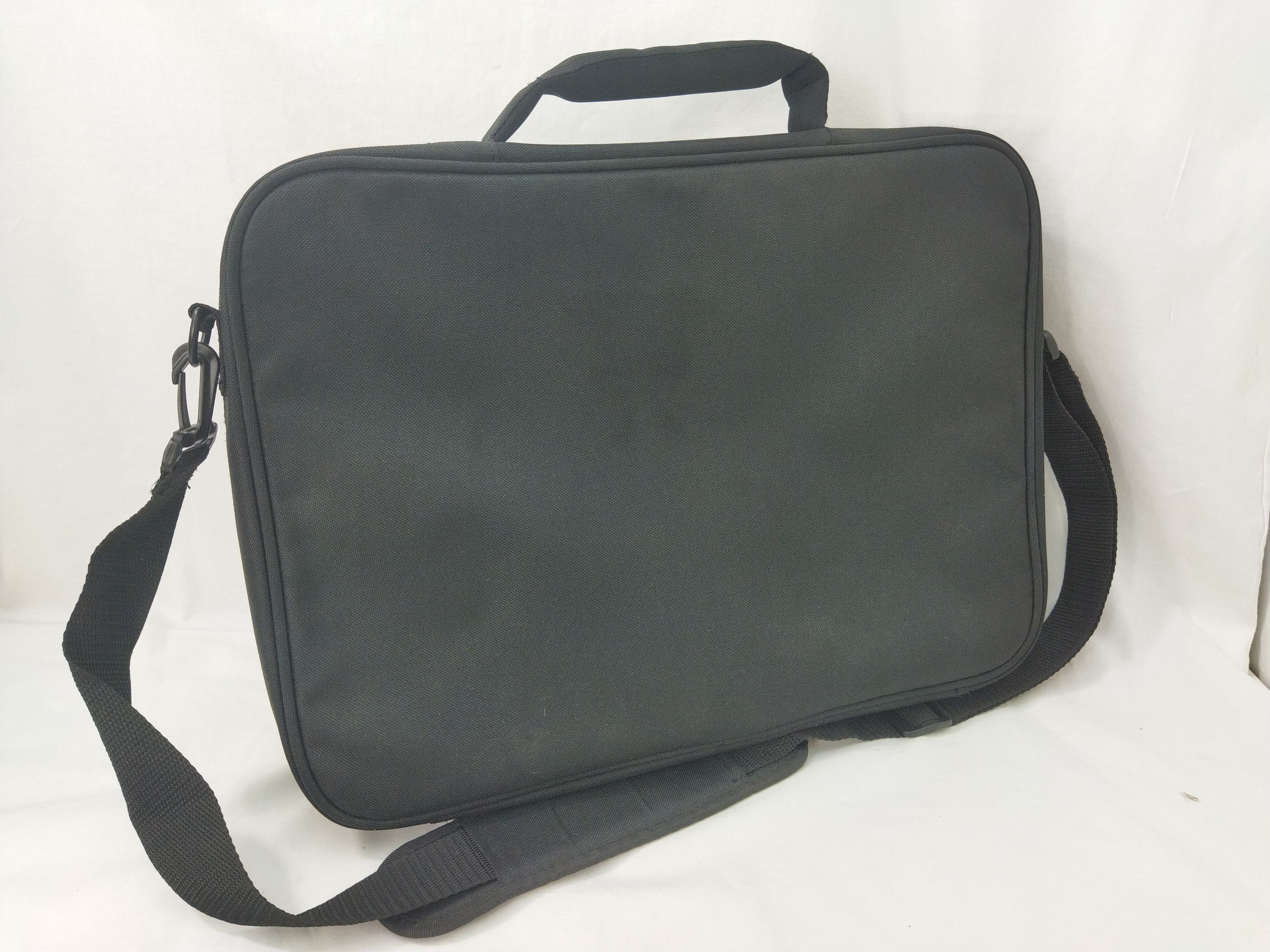 Voir photo 4 de Sacoche en très bon état et propre pour votre ordinateur Portable 14 Pouces de la marque Case Logic Sacoche en très bon état et propre pour votre ordinateur Portable 14 Pouces de la marque Case Logic très bon état reconditionné photo 4