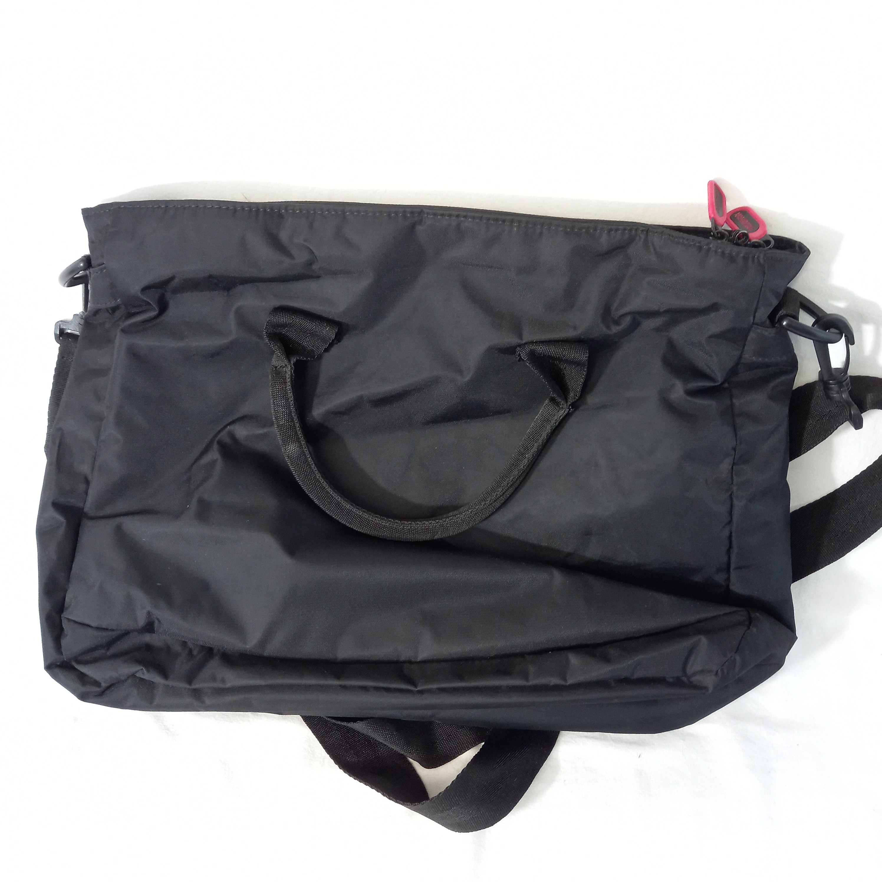 Voir photo 2 de Sacoche / sac à bandoulière noir et rouge, en polyester, de marque American Tourister Sacoche / sac à bandoulière noir et rouge, en polyester, de marque American Tourister Très bon état reconditionné photo 2