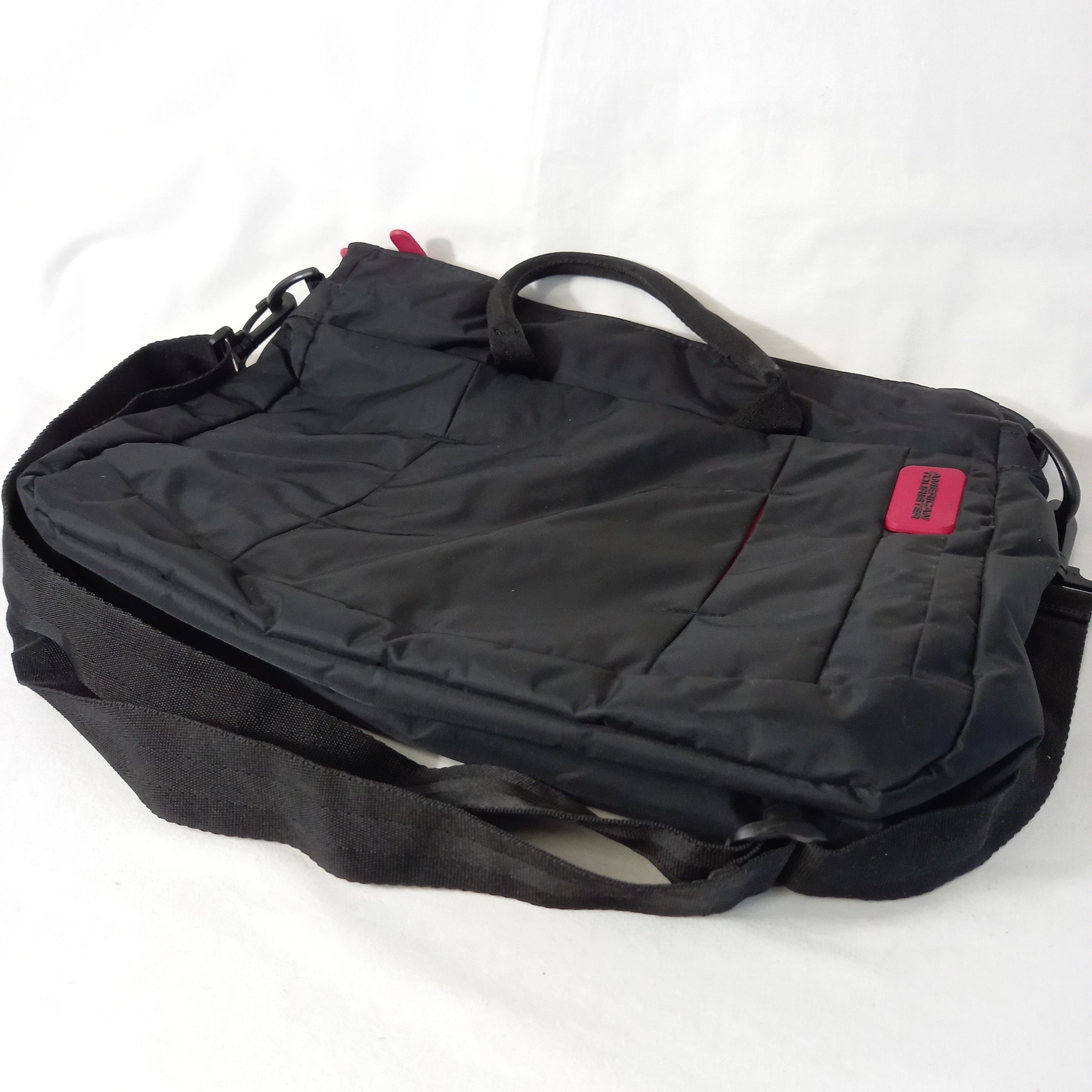 Voir photo 3 de Sacoche / sac à bandoulière noir et rouge, en polyester, de marque American Tourister Sacoche / sac à bandoulière noir et rouge, en polyester, de marque American Tourister Très bon état reconditionné photo 3