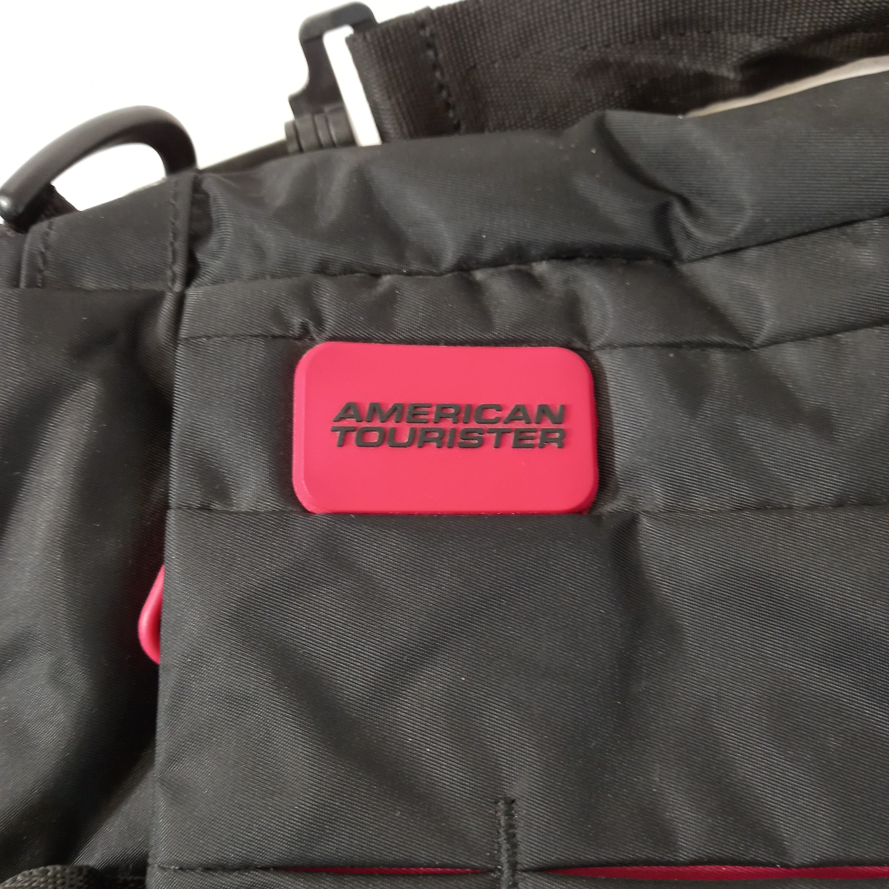 Voir photo 4 de Sacoche / sac à bandoulière noir et rouge, en polyester, de marque American Tourister Sacoche / sac à bandoulière noir et rouge, en polyester, de marque American Tourister Très bon état reconditionné photo 4