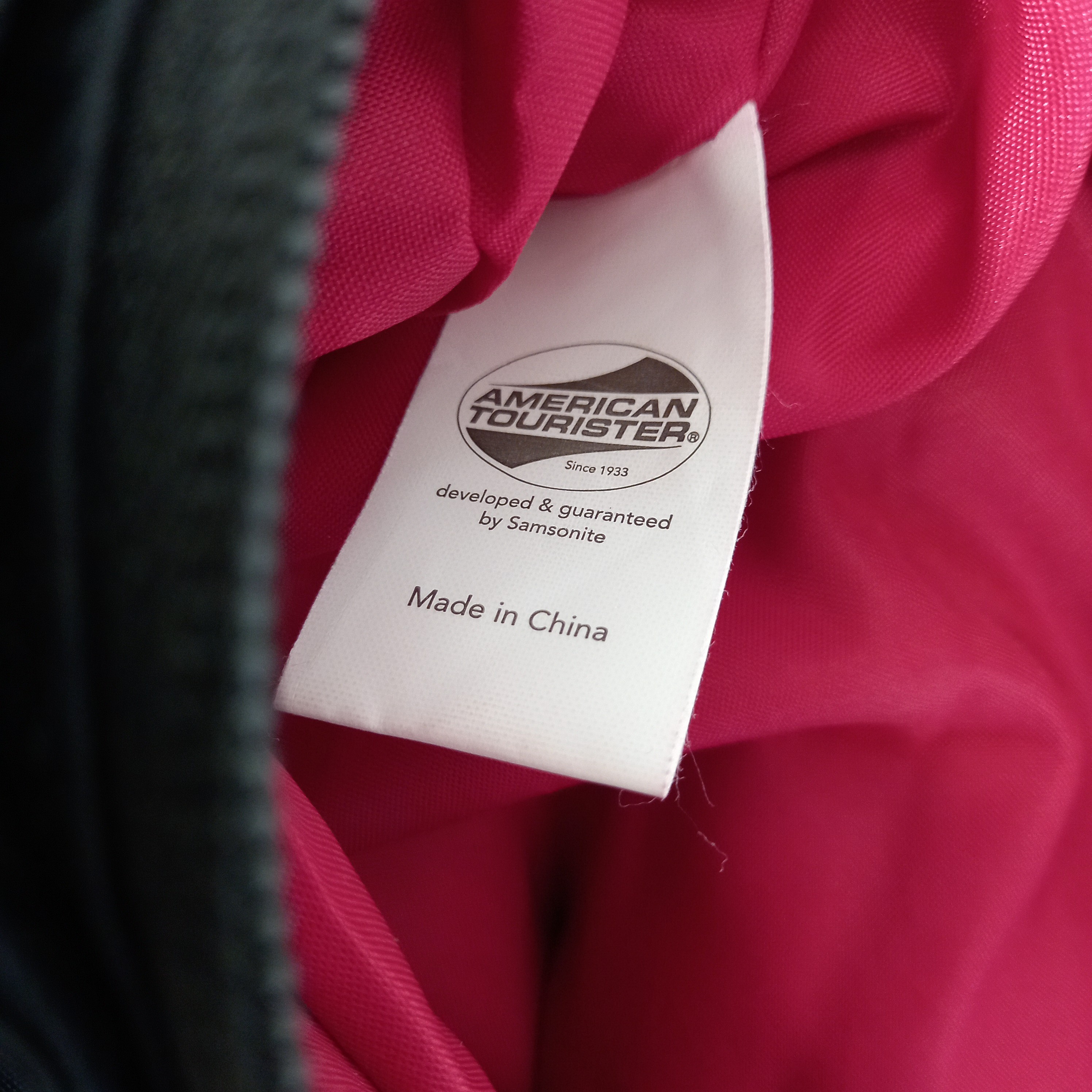 Voir photo 6 de Sacoche / sac à bandoulière noir et rouge, en polyester, de marque American Tourister Sacoche / sac à bandoulière noir et rouge, en polyester, de marque American Tourister Très bon état reconditionné photo 6