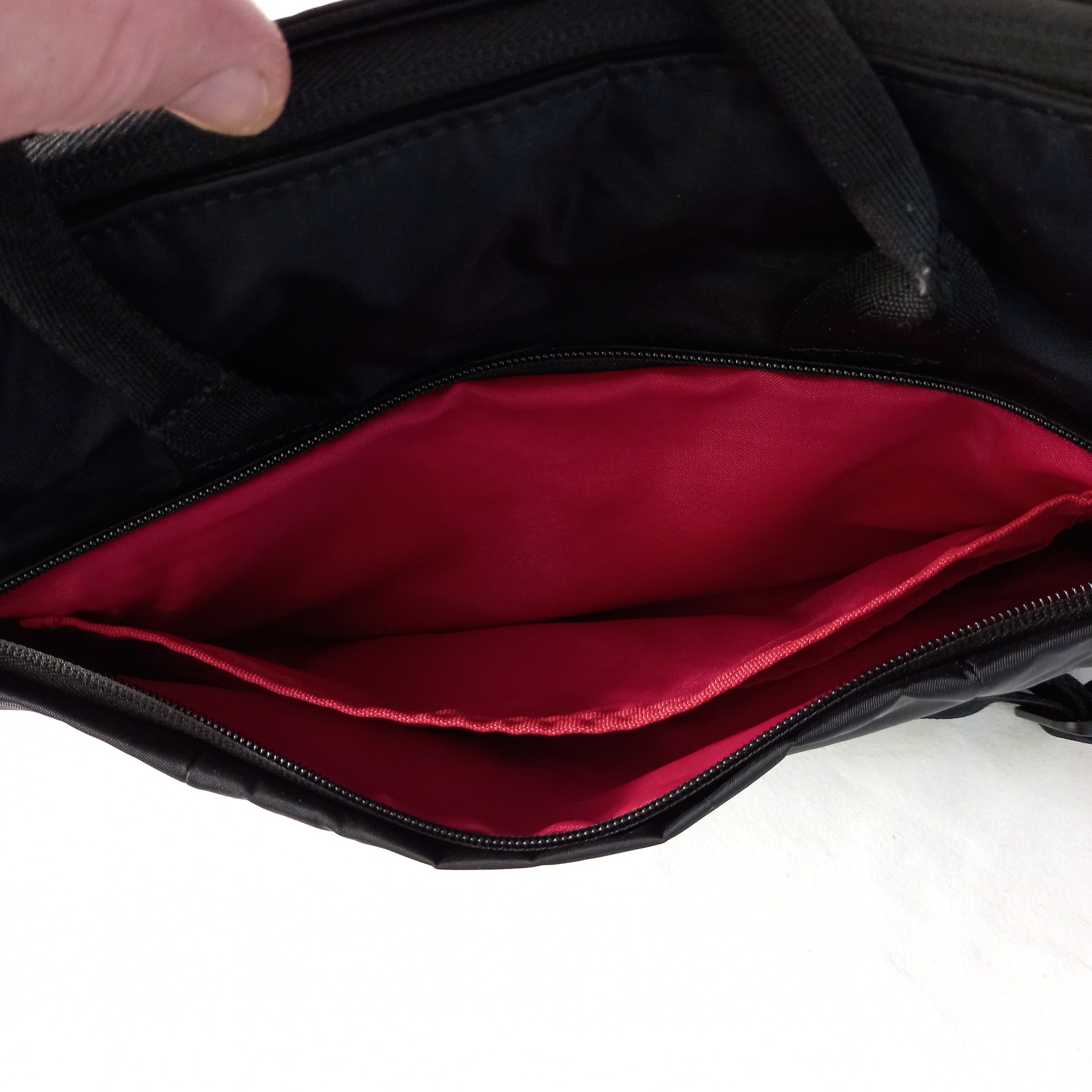 Voir photo 7 de Sacoche / sac à bandoulière noir et rouge, en polyester, de marque American Tourister Sacoche / sac à bandoulière noir et rouge, en polyester, de marque American Tourister Très bon état reconditionné photo 7