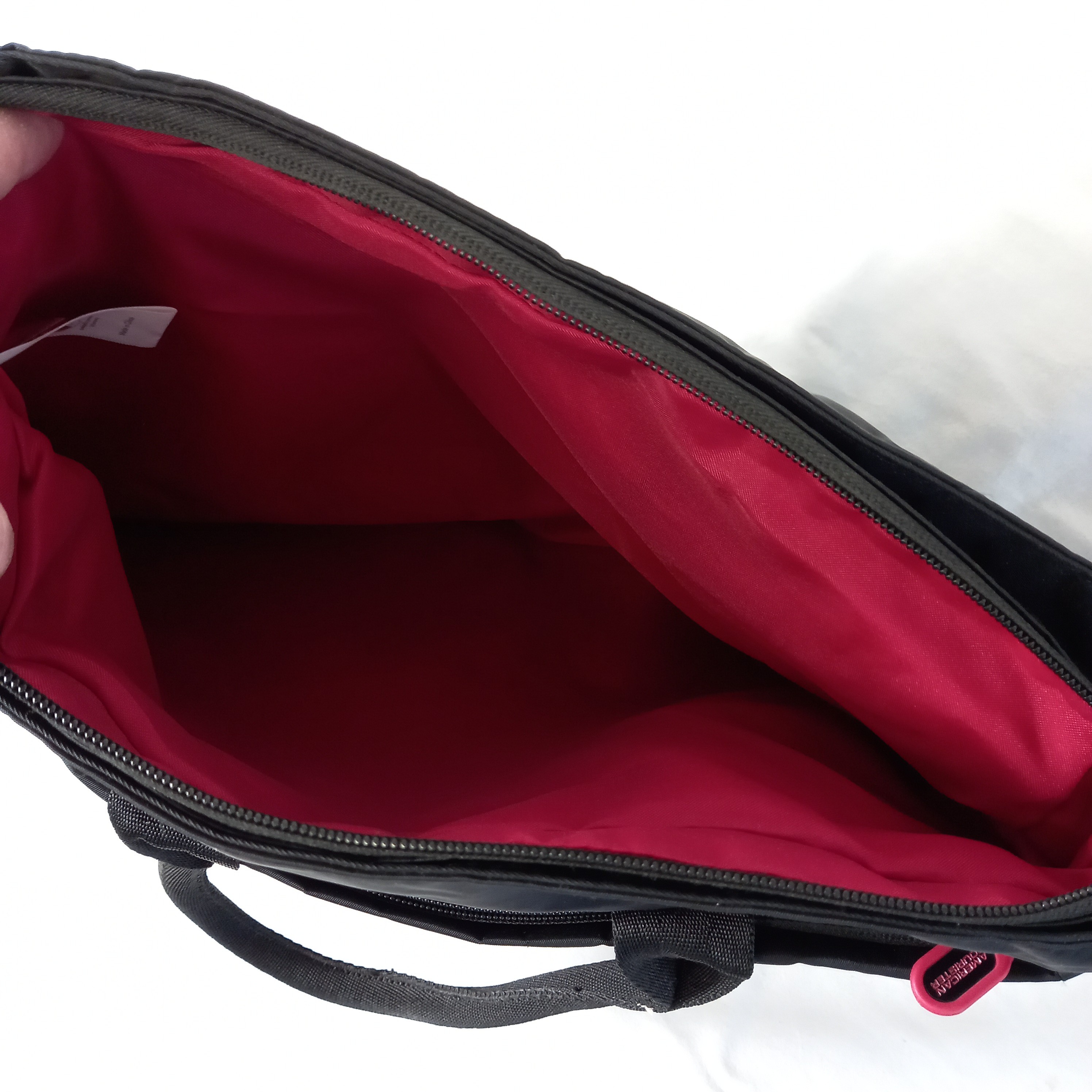 Voir photo 8 de Sacoche / sac à bandoulière noir et rouge, en polyester, de marque American Tourister Sacoche / sac à bandoulière noir et rouge, en polyester, de marque American Tourister Très bon état reconditionné photo 8
