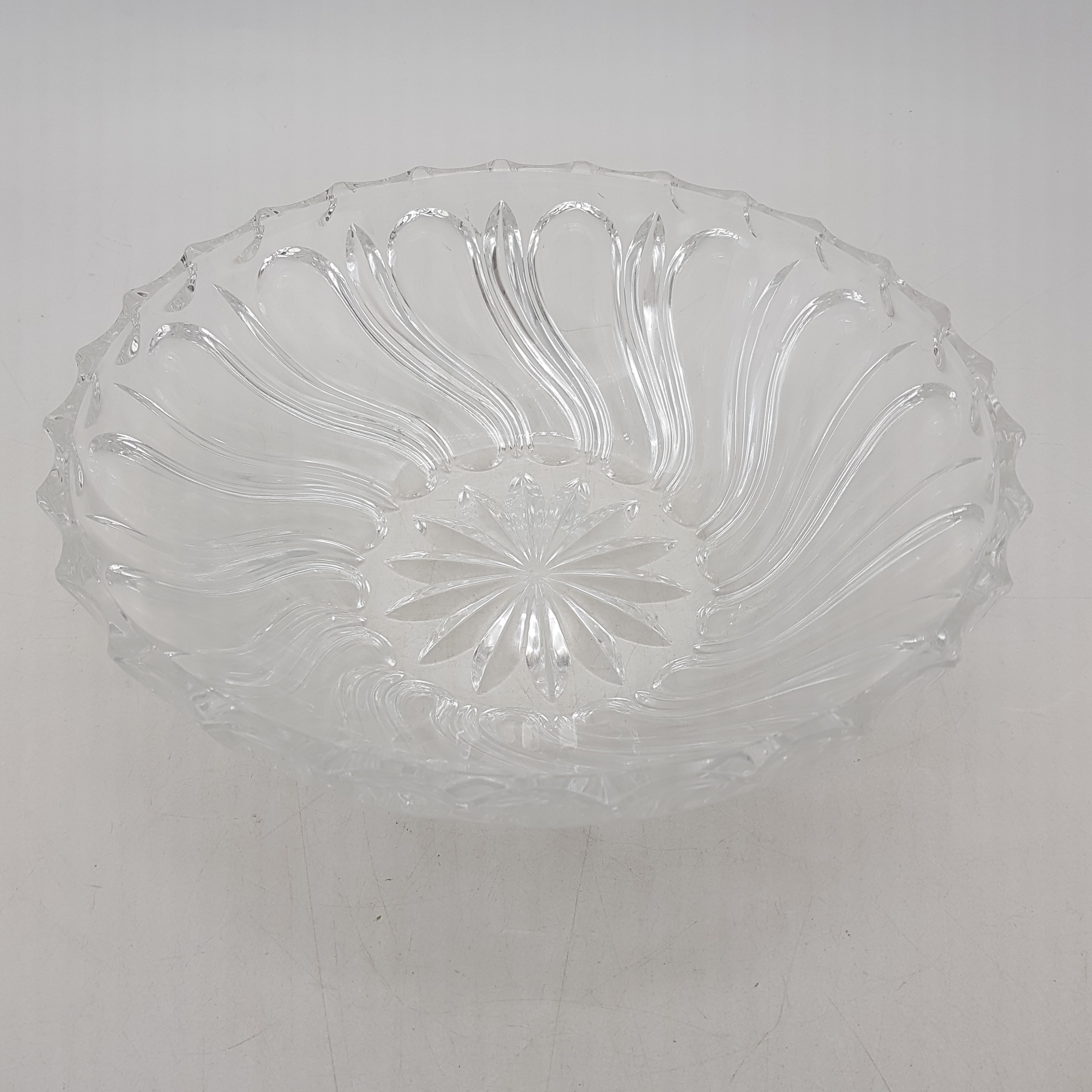 Voir photo 2 de Saladier / Coupe à fruits en verre - rosace creusée en fond Saladier / Coupe à fruits en verre - rosace creusée en fond Bon état reconditionné photo 2