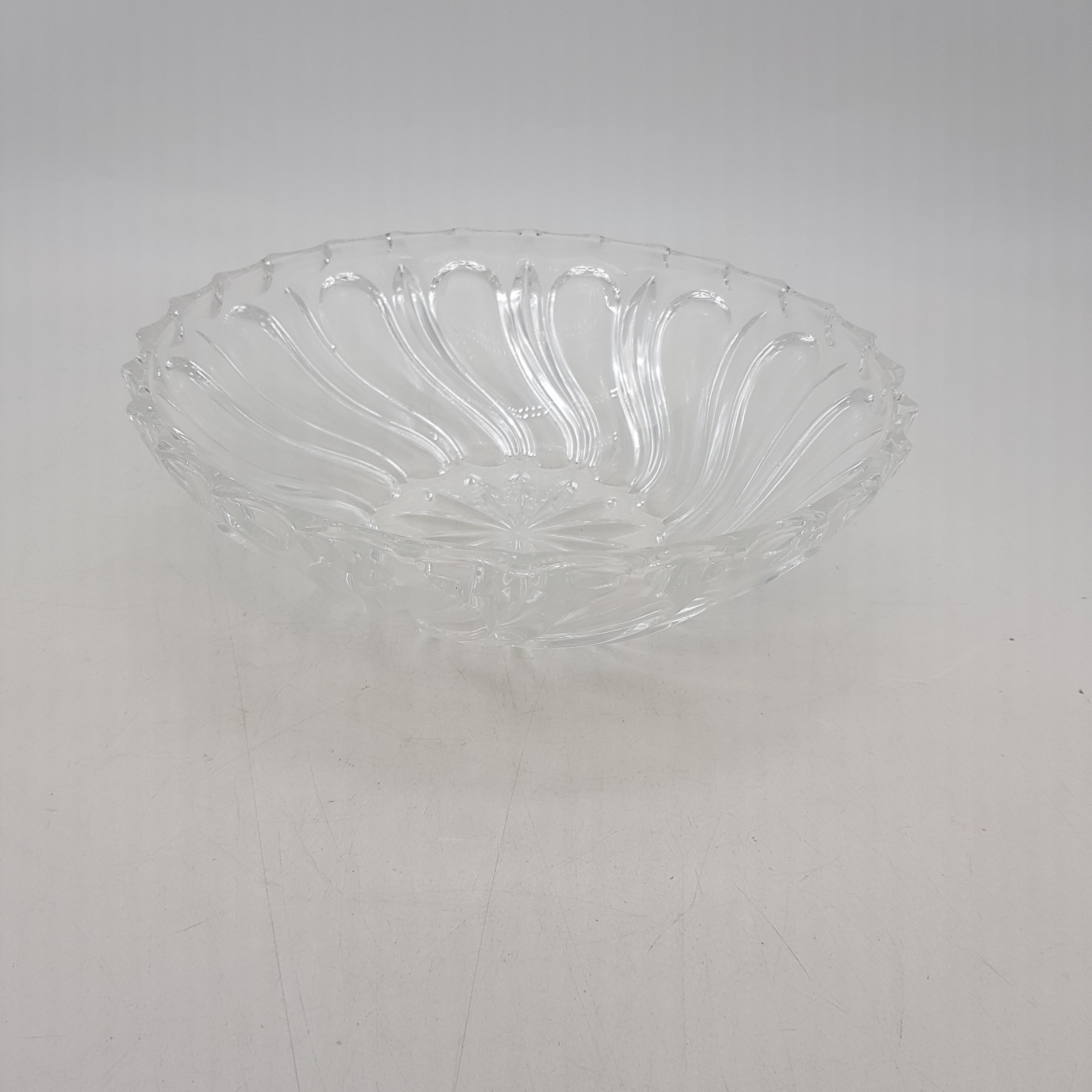 Voir photo 3 de Saladier / Coupe à fruits en verre - rosace creusée en fond Saladier / Coupe à fruits en verre - rosace creusée en fond Bon état reconditionné photo 3