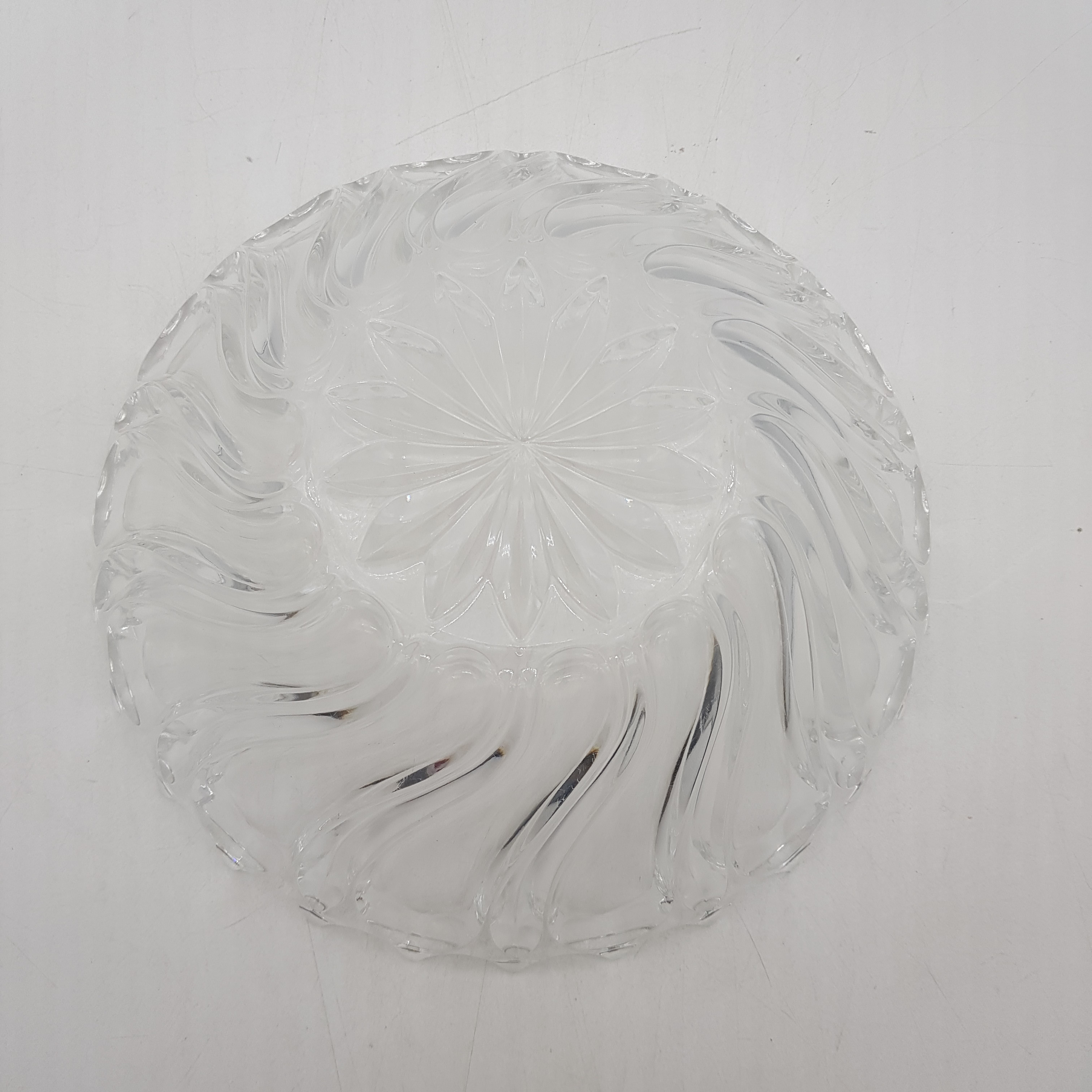 Voir photo 4 de Saladier / Coupe à fruits en verre - rosace creusée en fond Saladier / Coupe à fruits en verre - rosace creusée en fond Bon état reconditionné photo 4