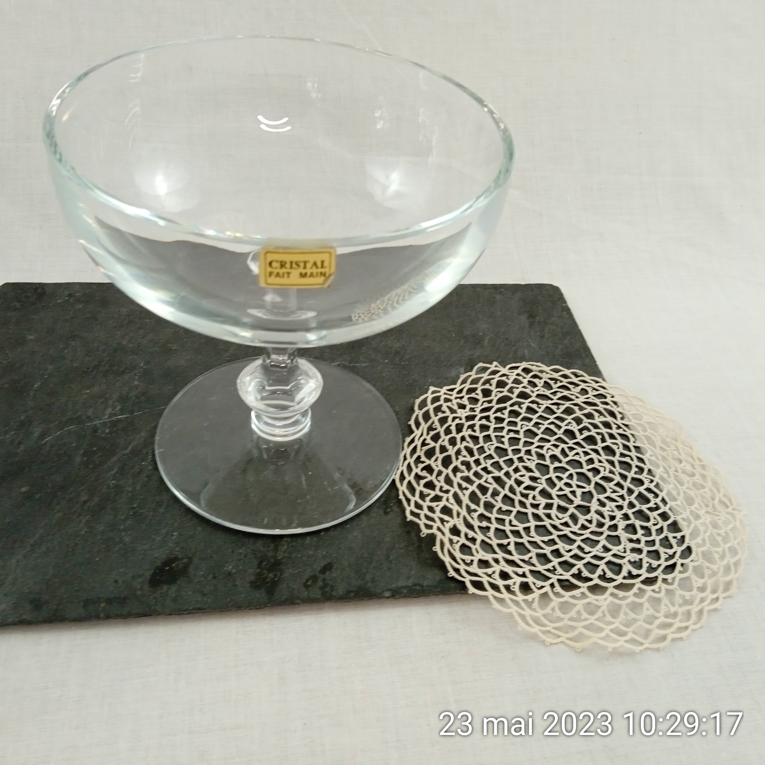 Voir photo 3 de Saladier coupe (fruits, caviar, confiture) sur pied en cristal fait main Saladier coupe (fruits, caviar, confiture) sur pied en cristal fait main Très bon état reconditionné photo 3