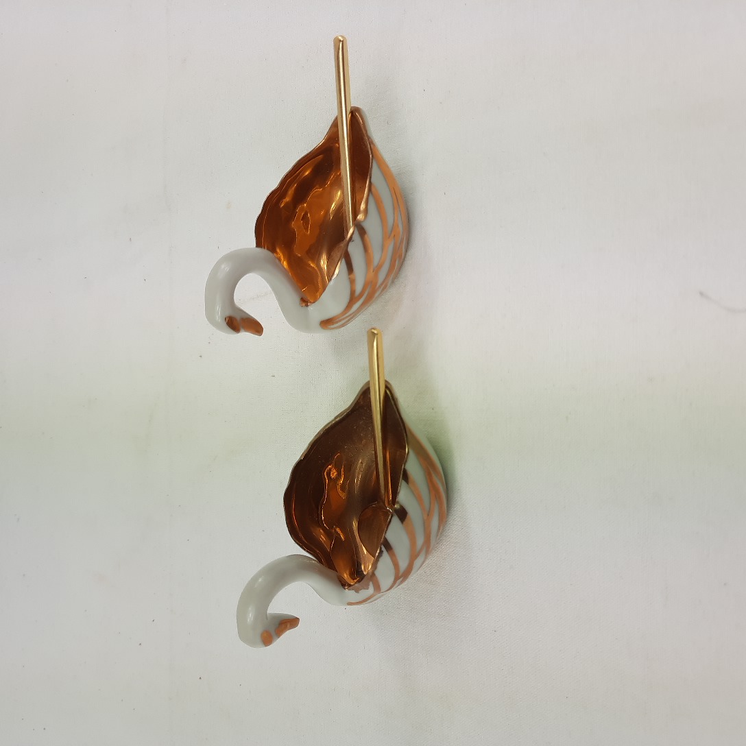 Salière et poivrière en forme de cygne porcelaine de Limoges vintage raffiné Très bon état - 25,00 € Salière et poivrière en forme de cygne porcelaine de Limoges vintage raffiné Très bon état reconditionné disponible sur Label Emmaüs