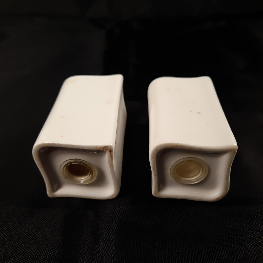 Voir photo 2 de Salière et poivrière en porcelaine blanche Salière et poivrière en porcelaine blanche Très bon état reconditionné photo 2