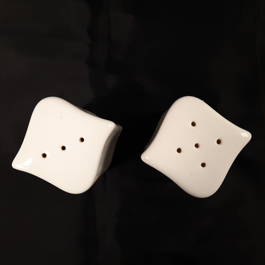 Voir photo 3 de Salière et poivrière en porcelaine blanche Salière et poivrière en porcelaine blanche Très bon état reconditionné photo 3