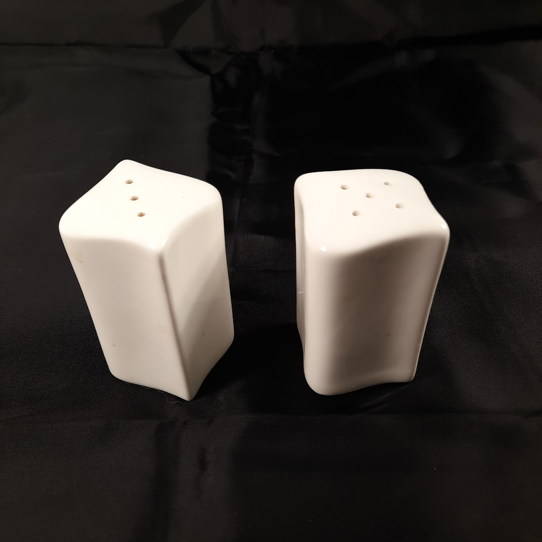 Salière et poivrière en porcelaine blanche Très bon état - 12,00 € Salière et poivrière en porcelaine blanche Très bon état reconditionné disponible sur Label Emmaüs