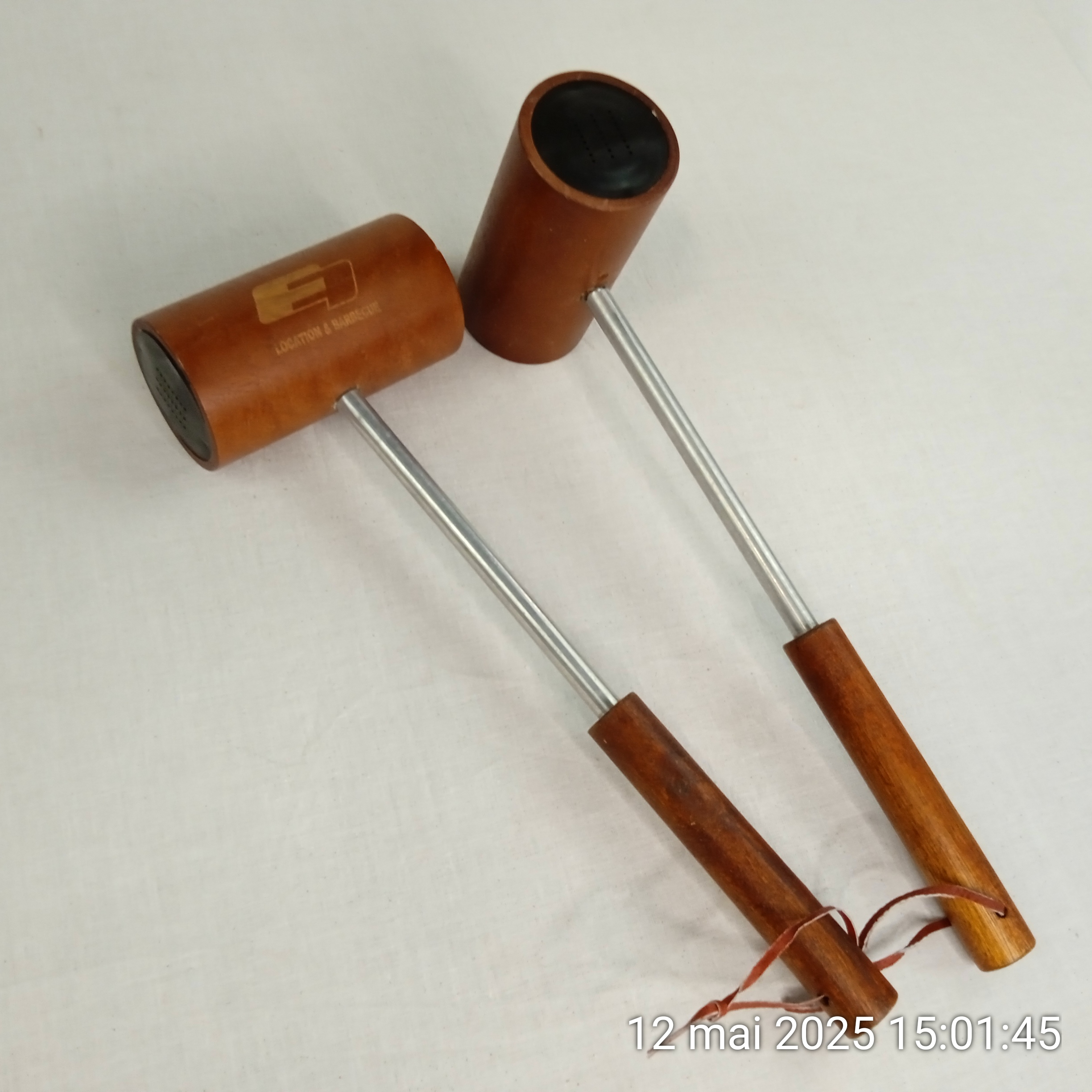 Voir photo 5 de Salière & Poivrière Marteau pour barbecue en bois et tige chromée Salière & Poivrière Marteau pour barbecue en bois et tige chromée Très bon état reconditionné photo 5