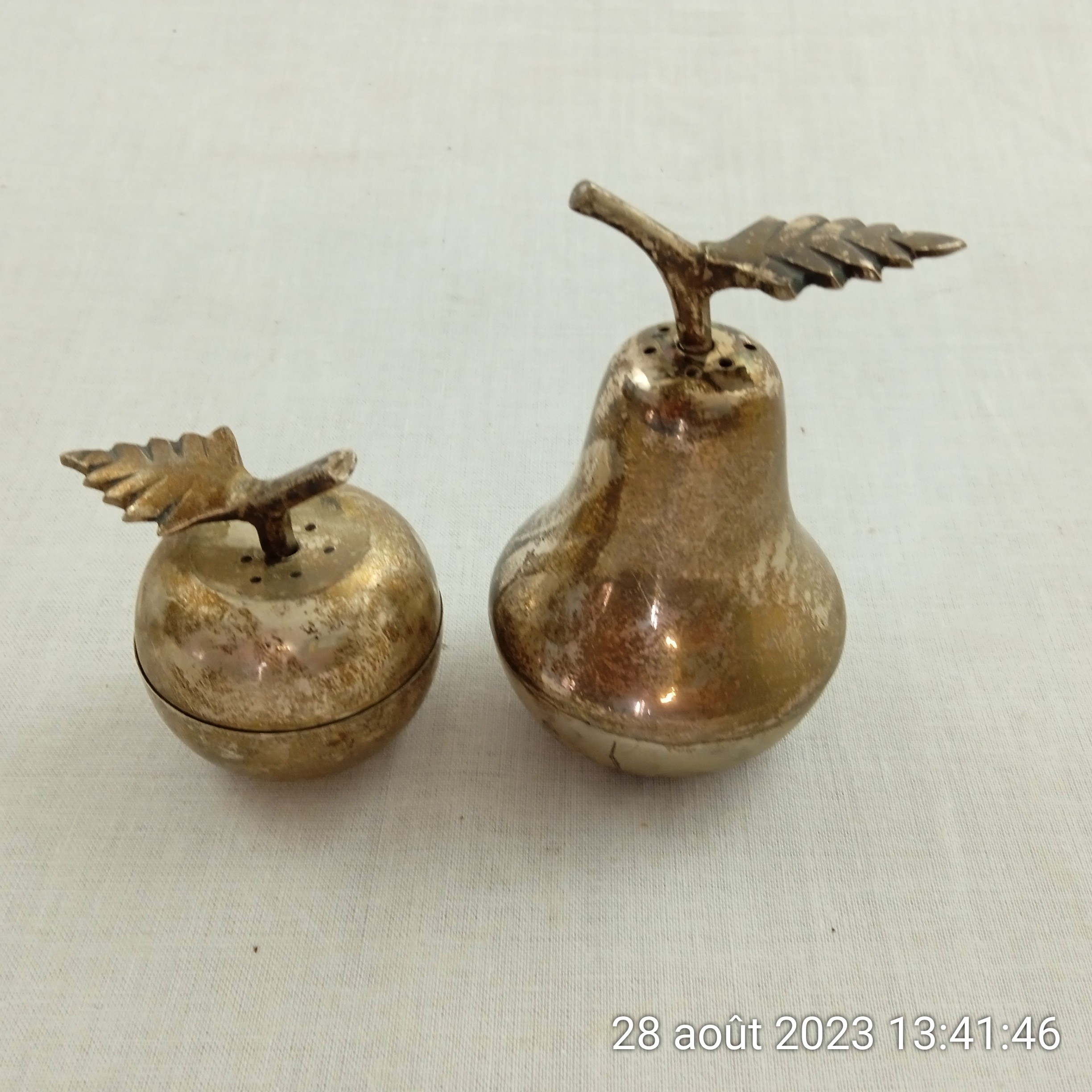 Acheter Salière poivrière pomme poire cuivre laiton fait main Art Déco Bon état - 31,99 € Salière poivrière pomme poire cuivre laiton fait main Art Déco Bon état reconditionné disponible sur Label Emmaüs