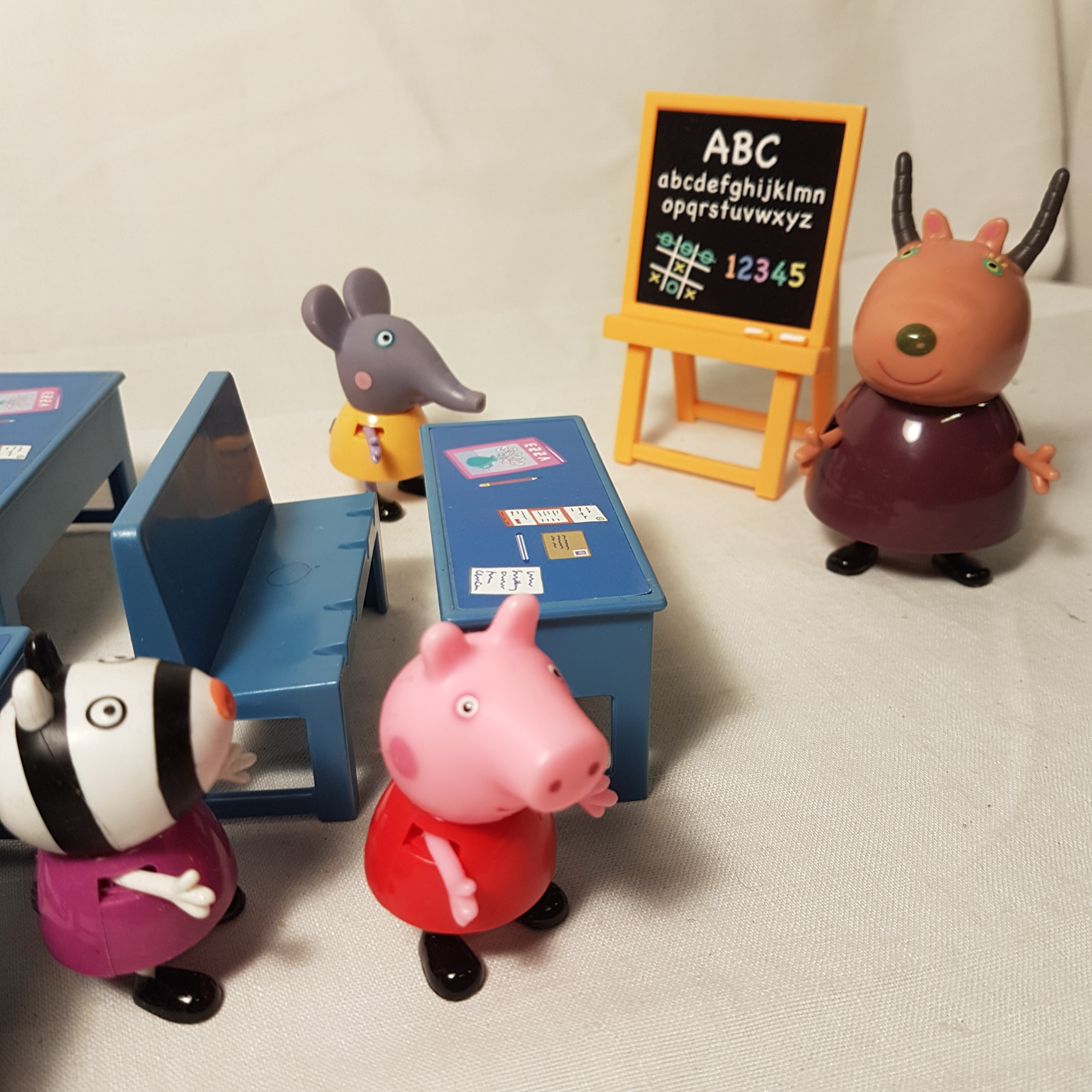 Voir photo 2 de Salle de classe Peppa Pig 7 personnages Salle de classe Peppa Pig 7 personnages Très bon état reconditionné photo 2