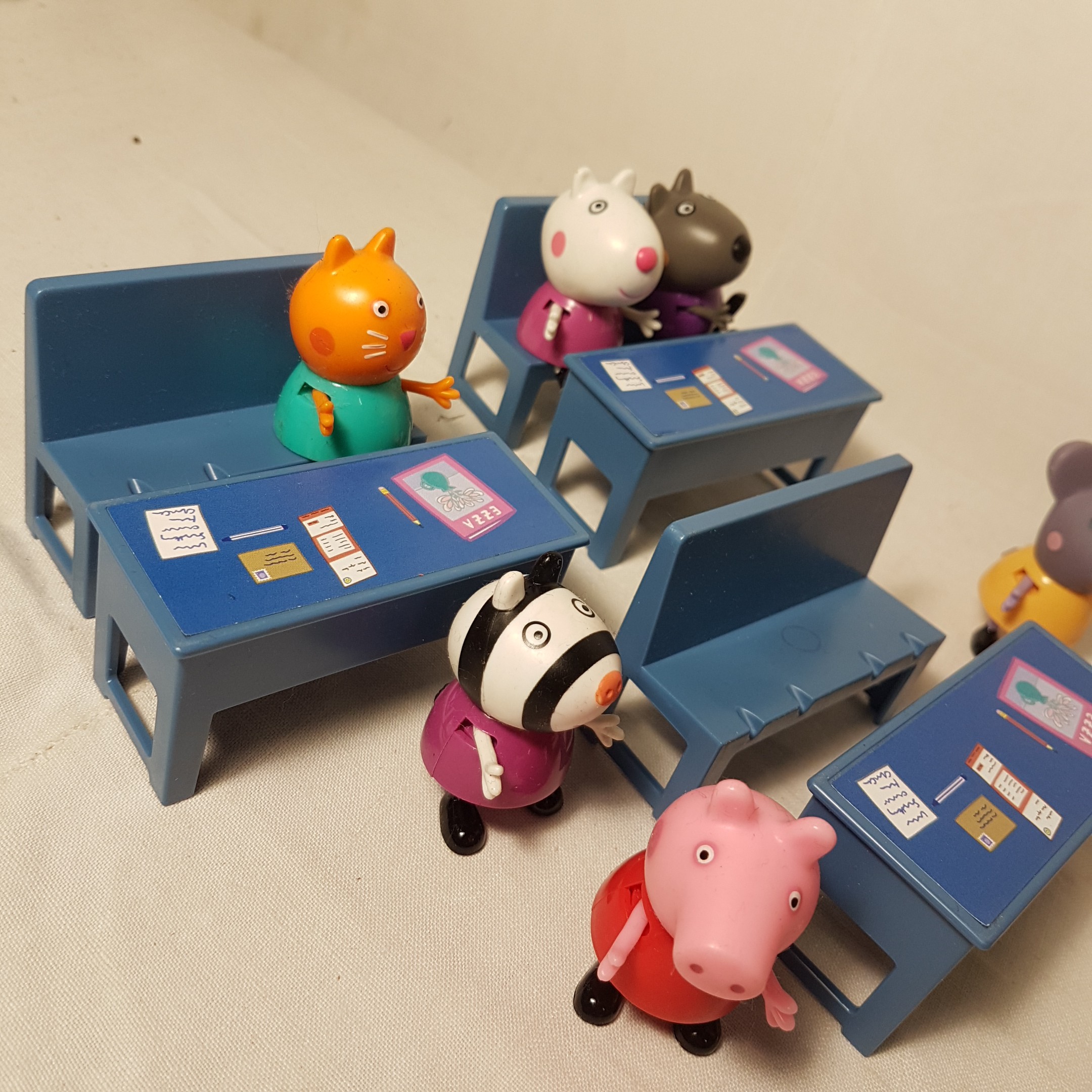 Voir photo 3 de Salle de classe Peppa Pig 7 personnages Salle de classe Peppa Pig 7 personnages Très bon état reconditionné photo 3