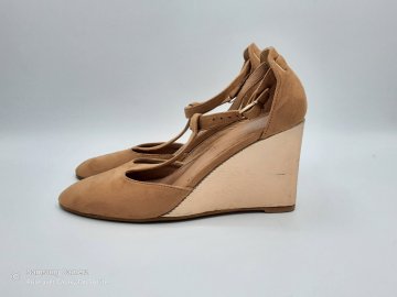 Salomé compensée VANESSA WU T36 de seconde main Très bon état - 10,00 € Salomé compensée VANESSA WU T36 de seconde main Très bon état N/A reconditionné disponible sur Claquettes Market